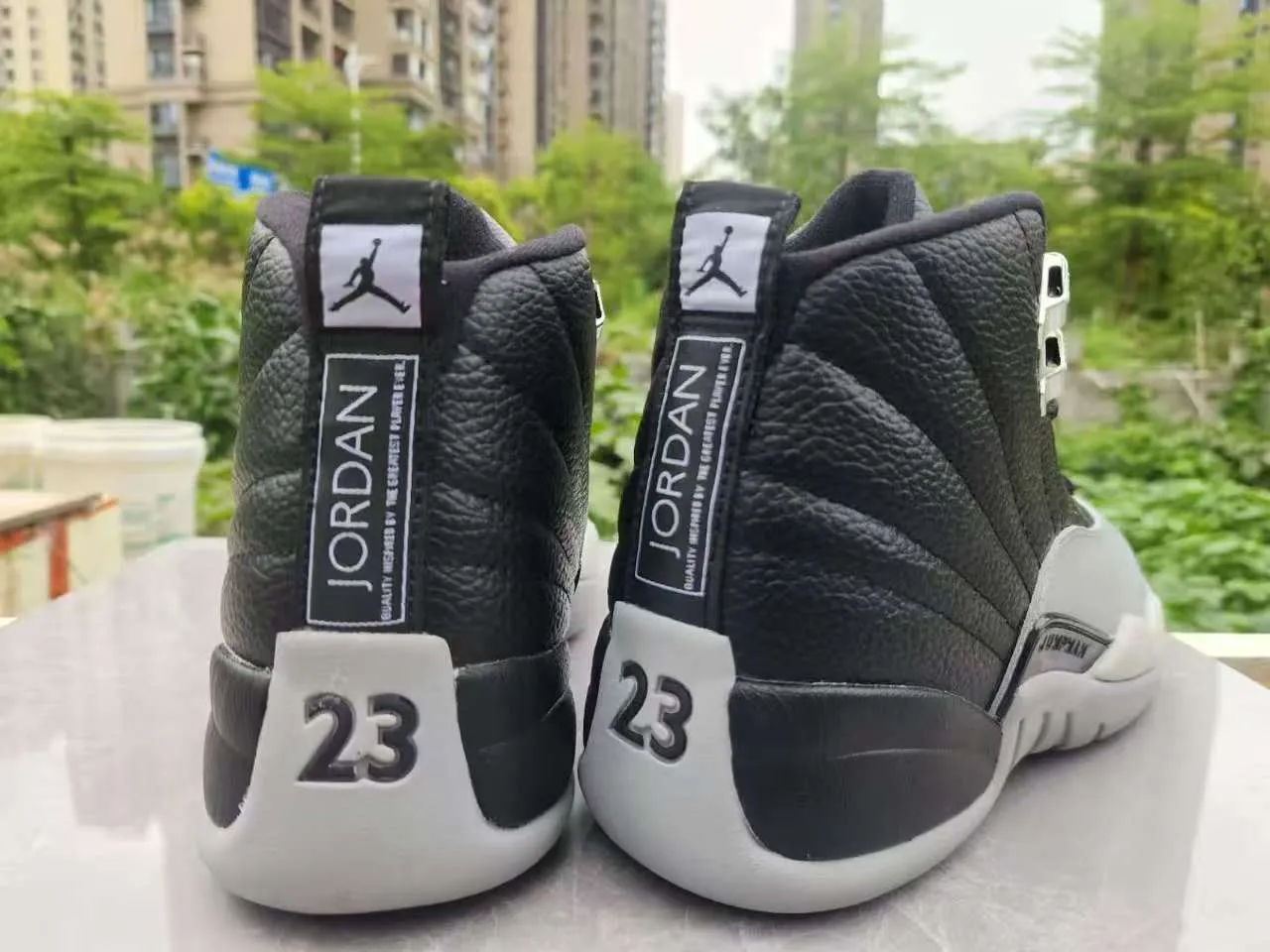 Tênis de basquete Air Jordan 12 branco preto dourado 16
