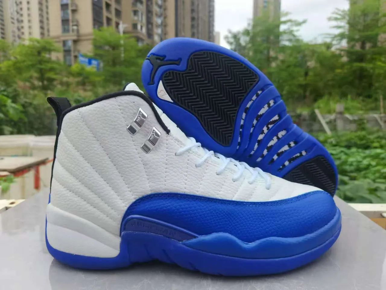 Tênis de basquete Air Jordan 12 branco preto dourado 18