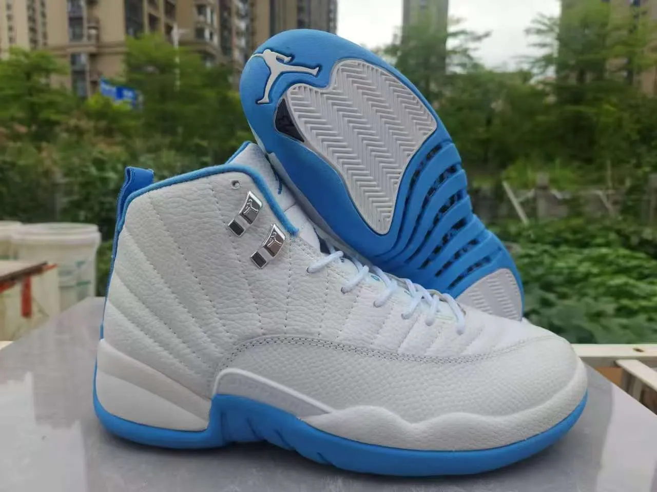 Tênis de basquete Air Jordan 12 branco preto dourado 22