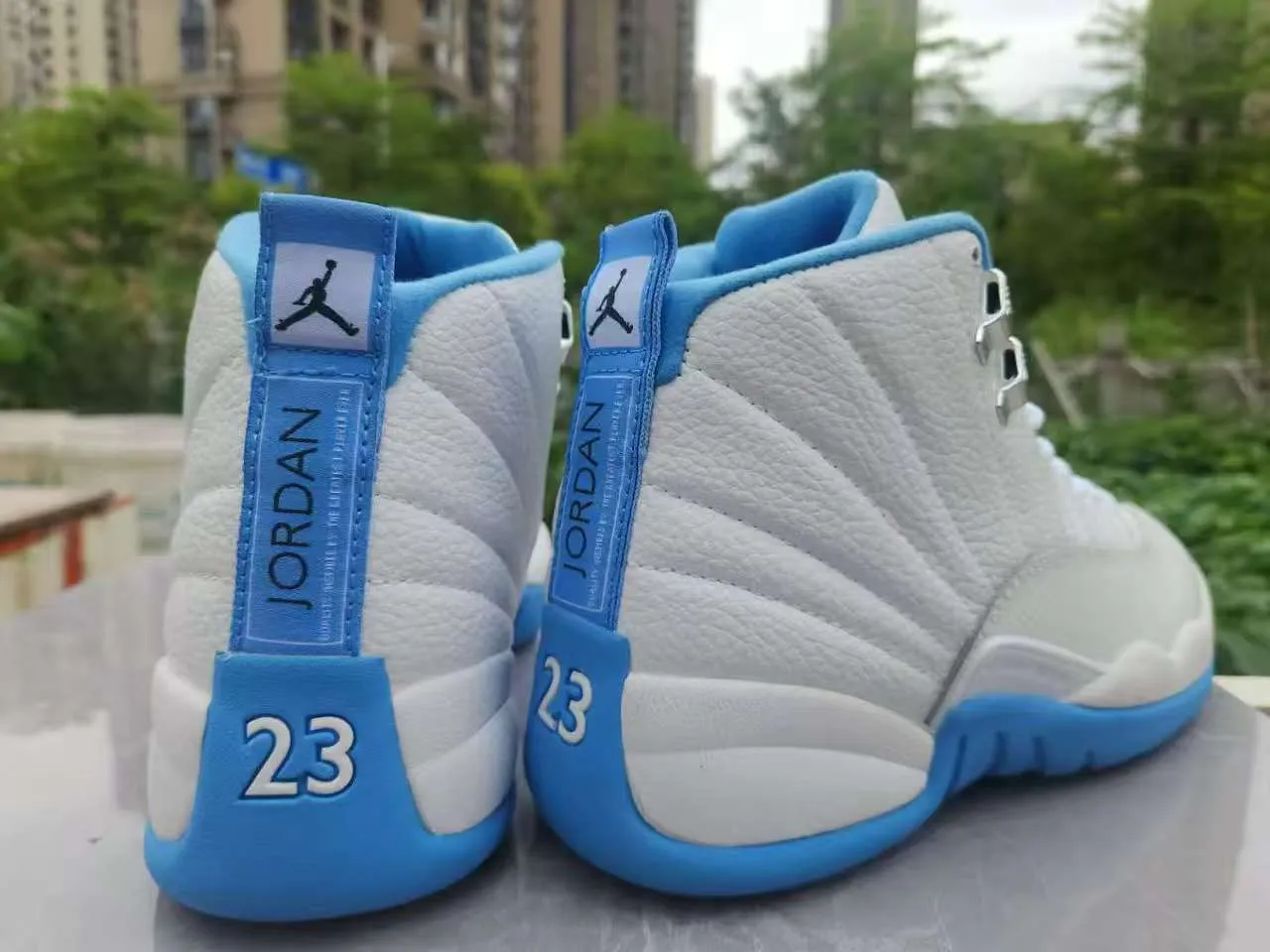 Tênis de basquete Air Jordan 12 branco preto dourado 23