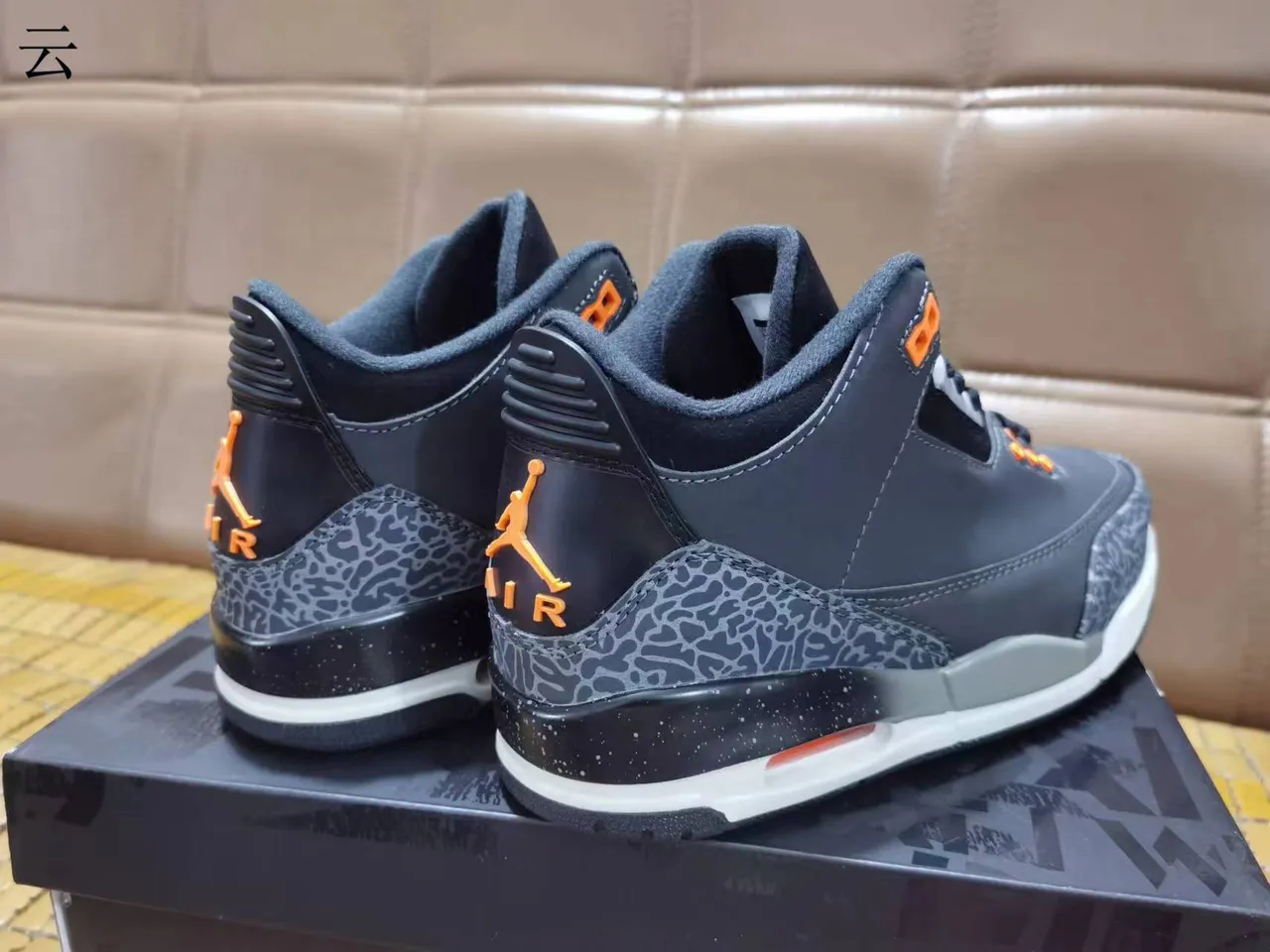 Chaussures de basketball Air Jordan 3 gris foncé et orange à imprimé éléphant 3