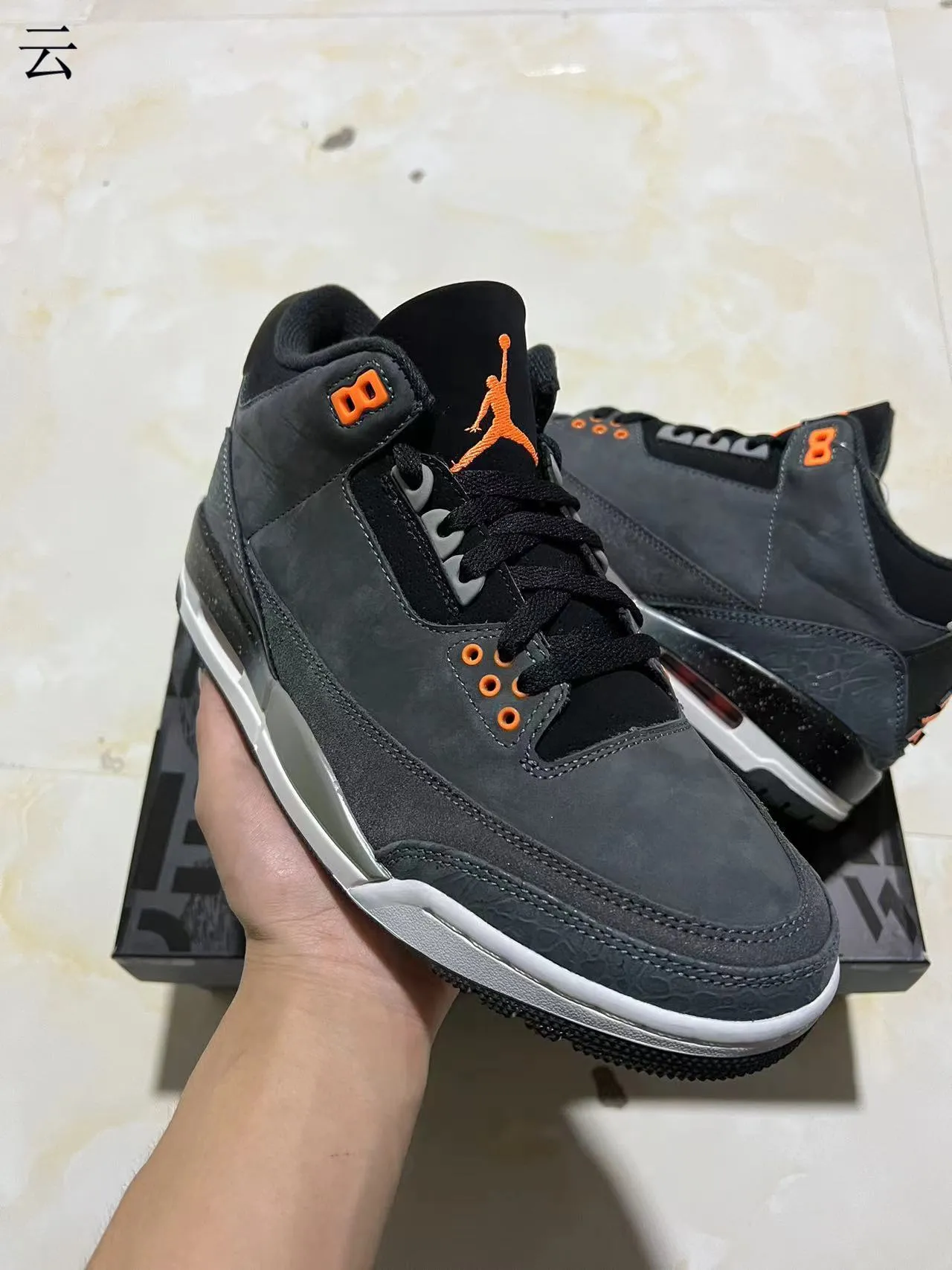Chaussures de basketball Air Jordan 3 gris foncé et orange à motif éléphant 2