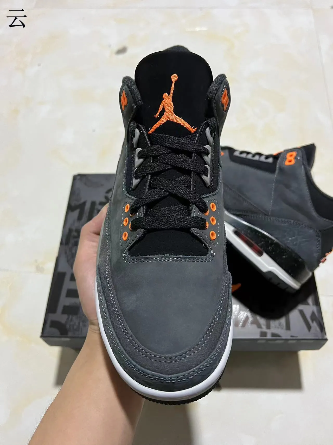 Chaussures de basketball Air Jordan 3 gris foncé et orange à motif éléphant 3