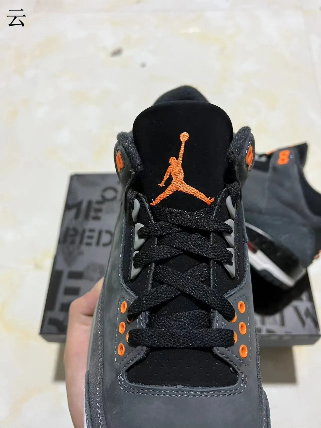 Chaussures de basketball Air Jordan 3 gris foncé et orange à motif éléphant 4