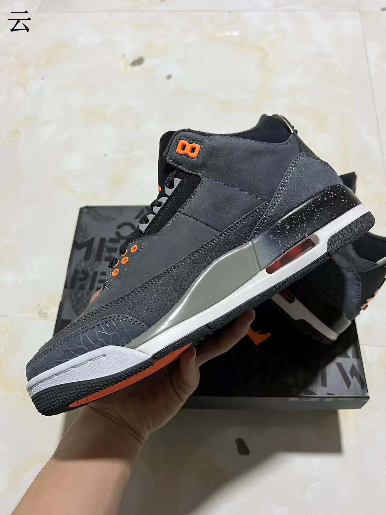 Chaussures de basketball Air Jordan 3 gris foncé et orange à motif éléphant 5