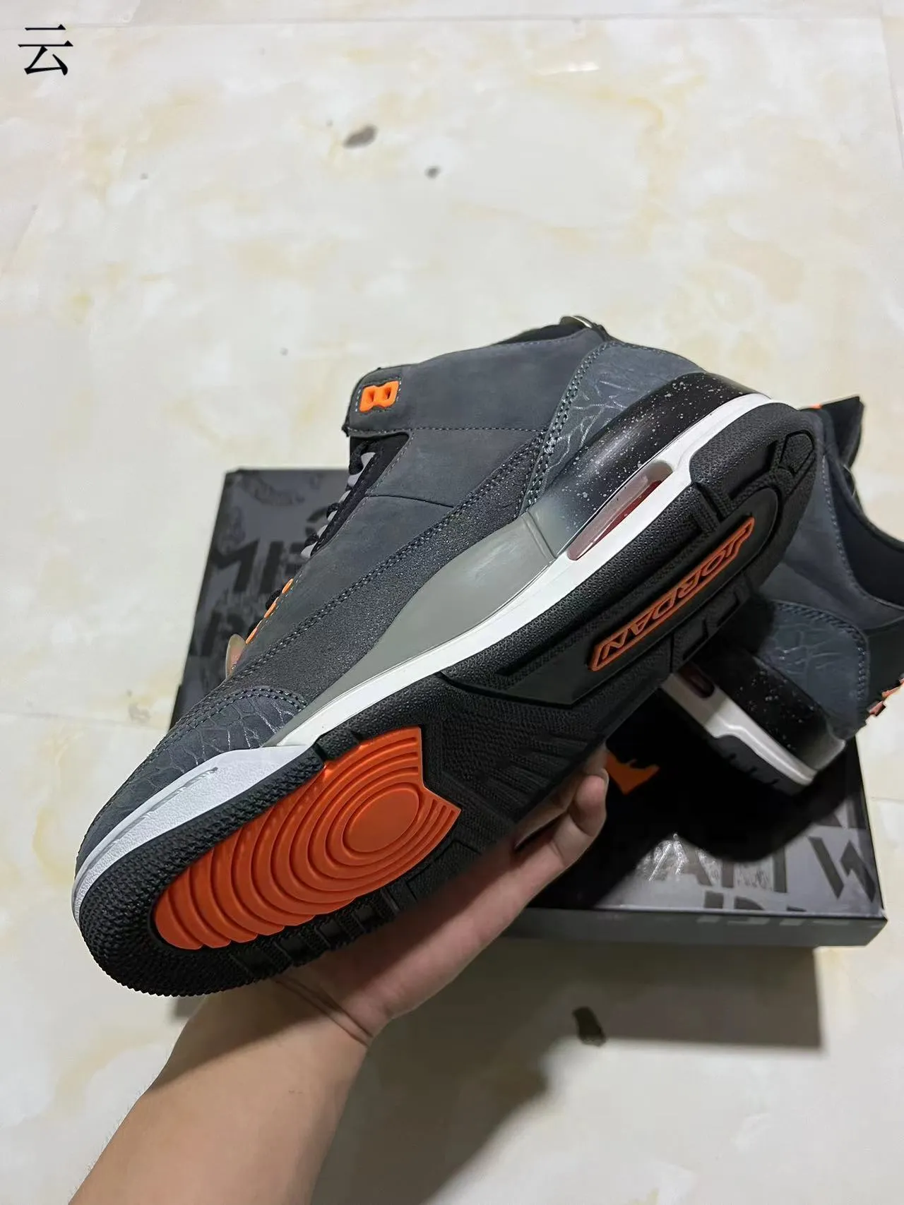 Chaussures de basketball Air Jordan 3 gris foncé et orange à motif éléphant 6
