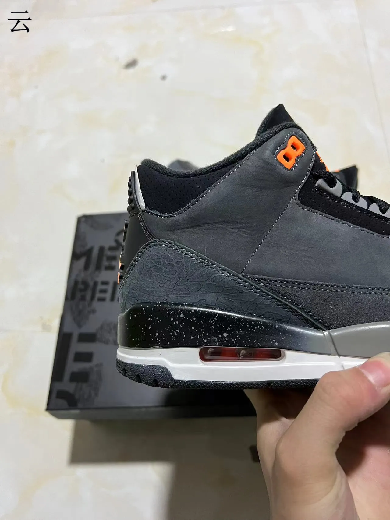 Chaussures de basketball Air Jordan 3 gris foncé et orange à motif éléphant 7