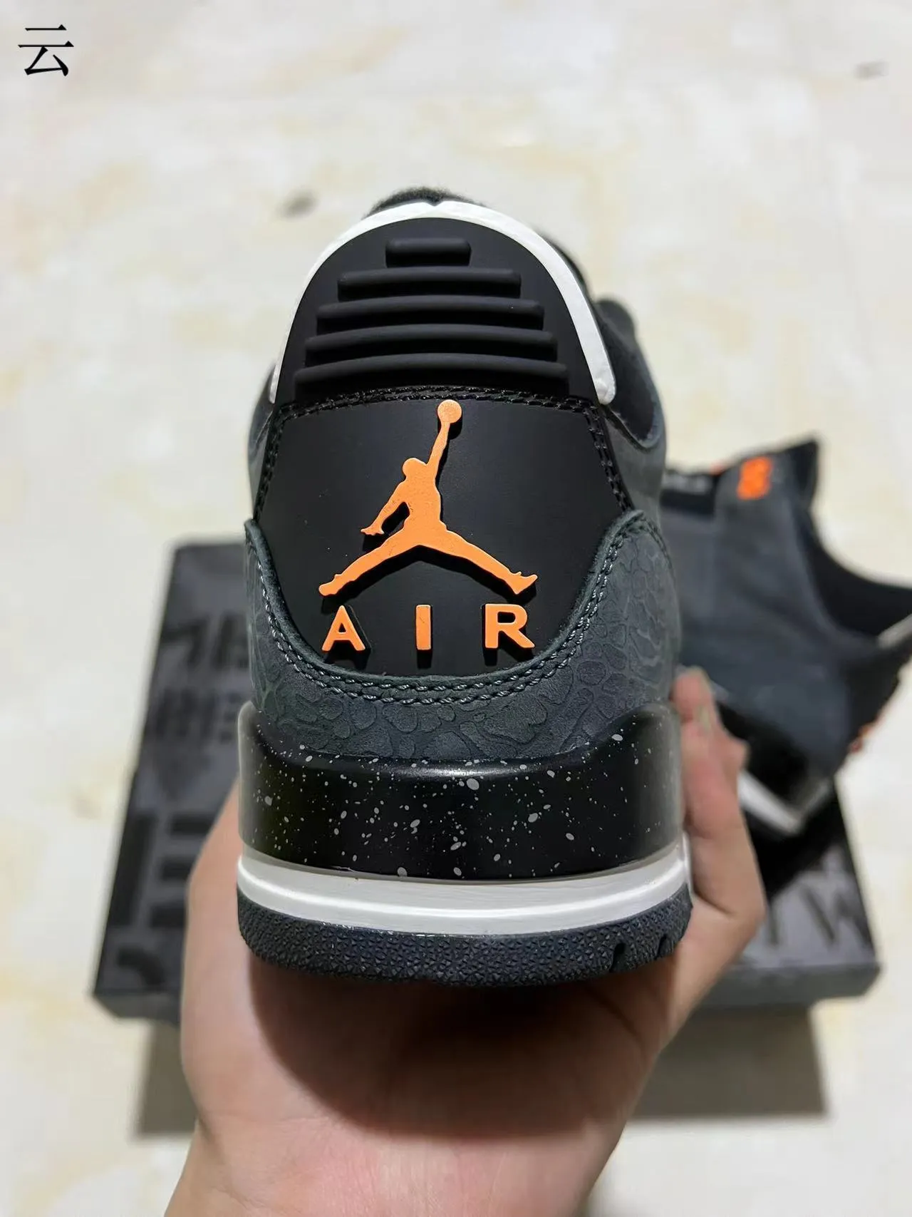 Chaussures de basketball Air Jordan 3 gris foncé et orange à motif éléphant 8