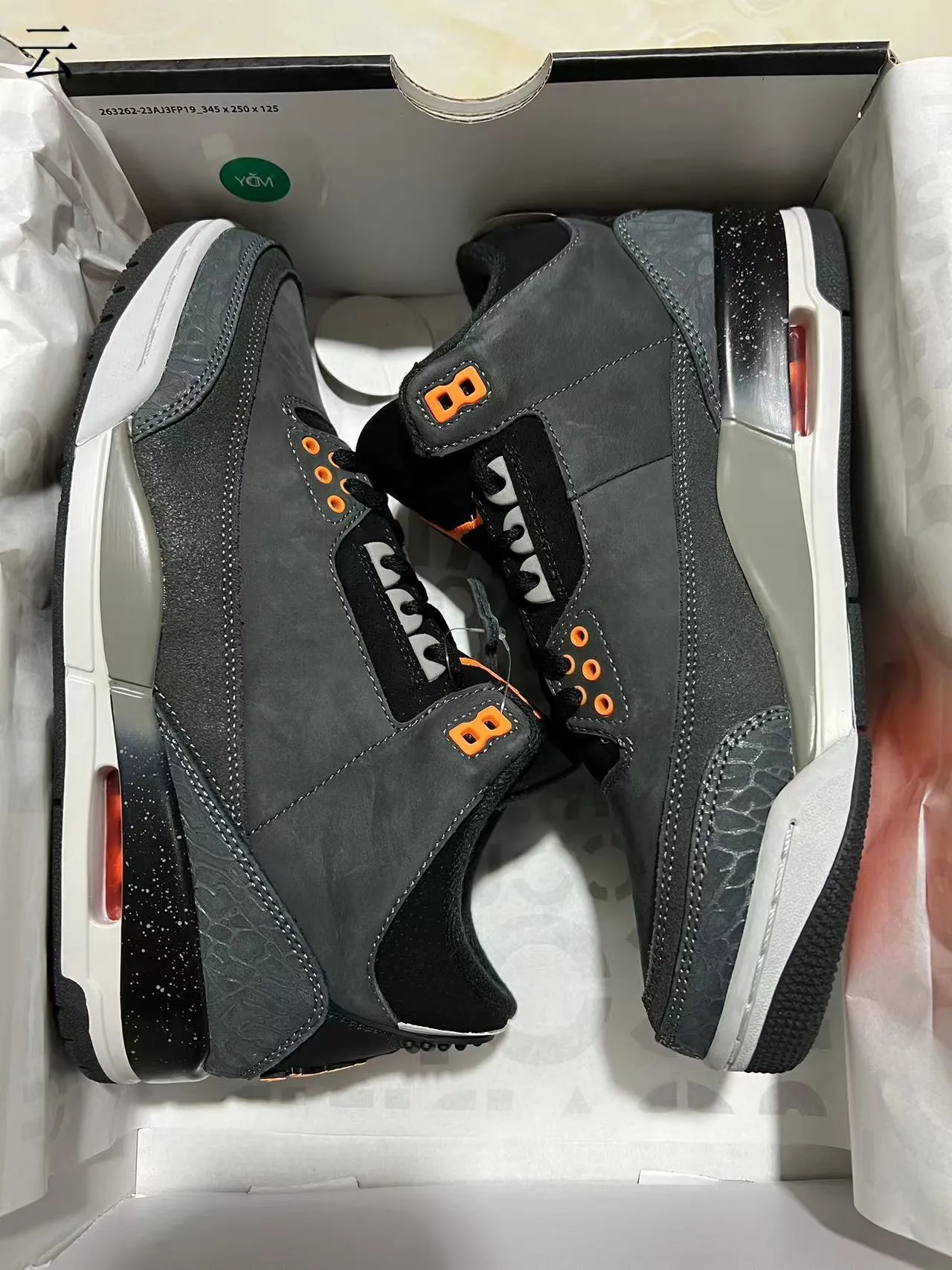 Chaussures de basketball Air Jordan 3 gris foncé et orange à motif éléphant 9
