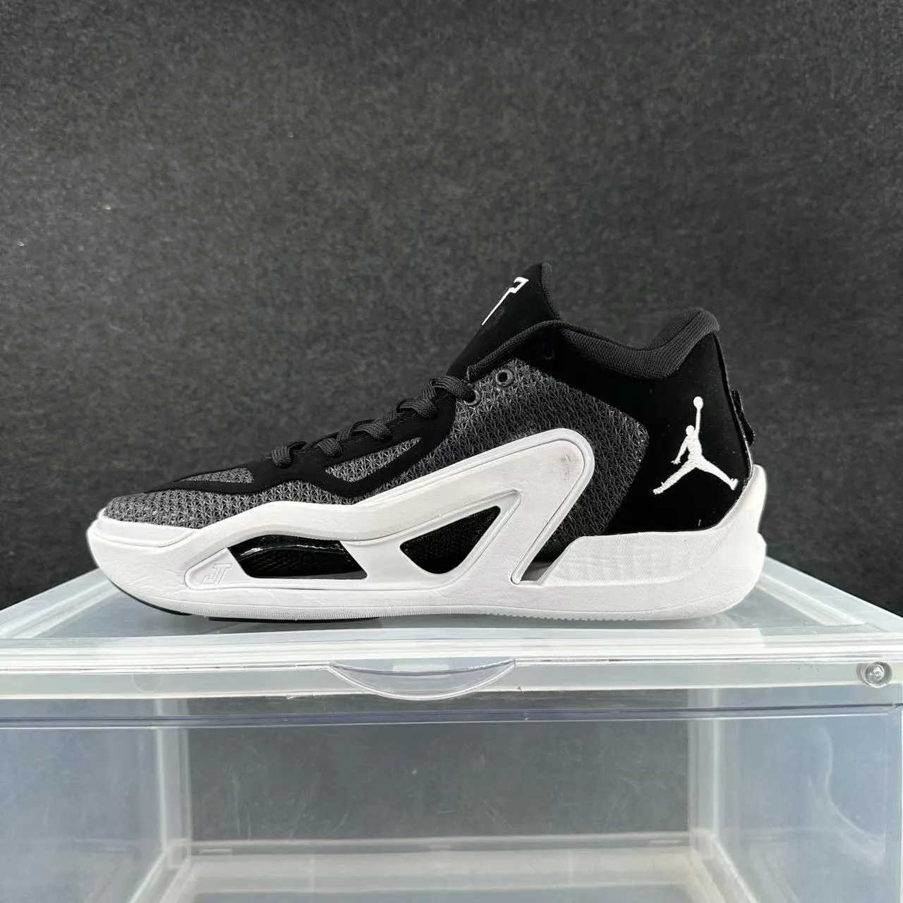 Chaussures de basketball Air Jordan 37 noir et blanc 2