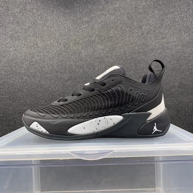 حذاء كرة السلة Air Jordan 37 Low أسود وأبيض مرقط 2