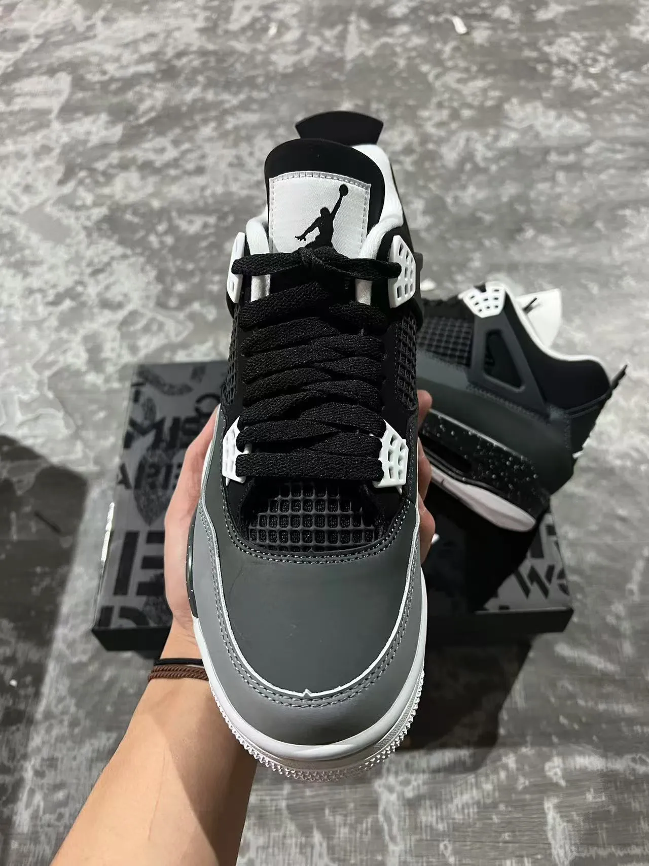 Chaussures de basketball Air Jordan 4 noir et gris moucheté 3