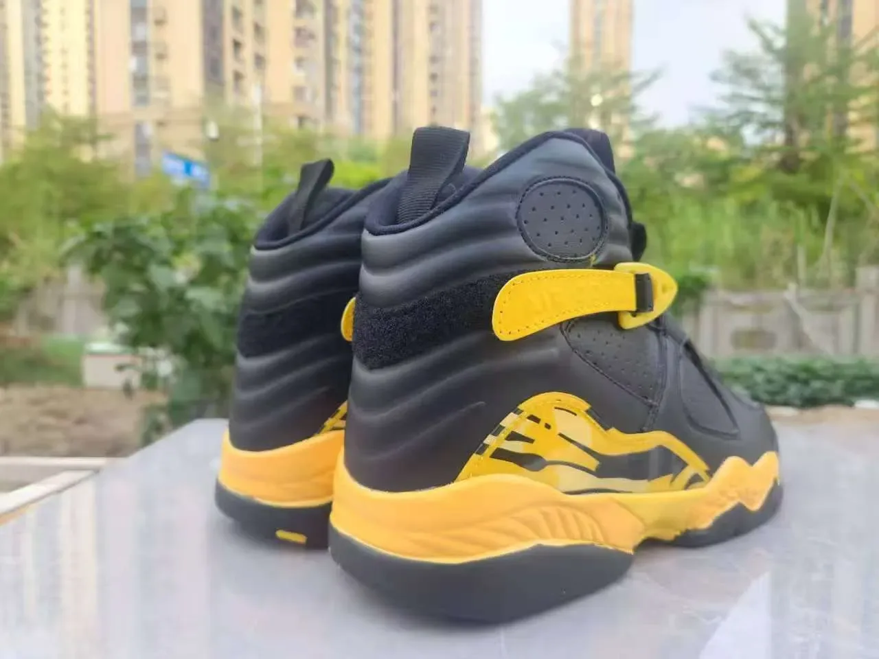 Air Jordan 8 Chaussures de Basketball Noir et Jaune 3