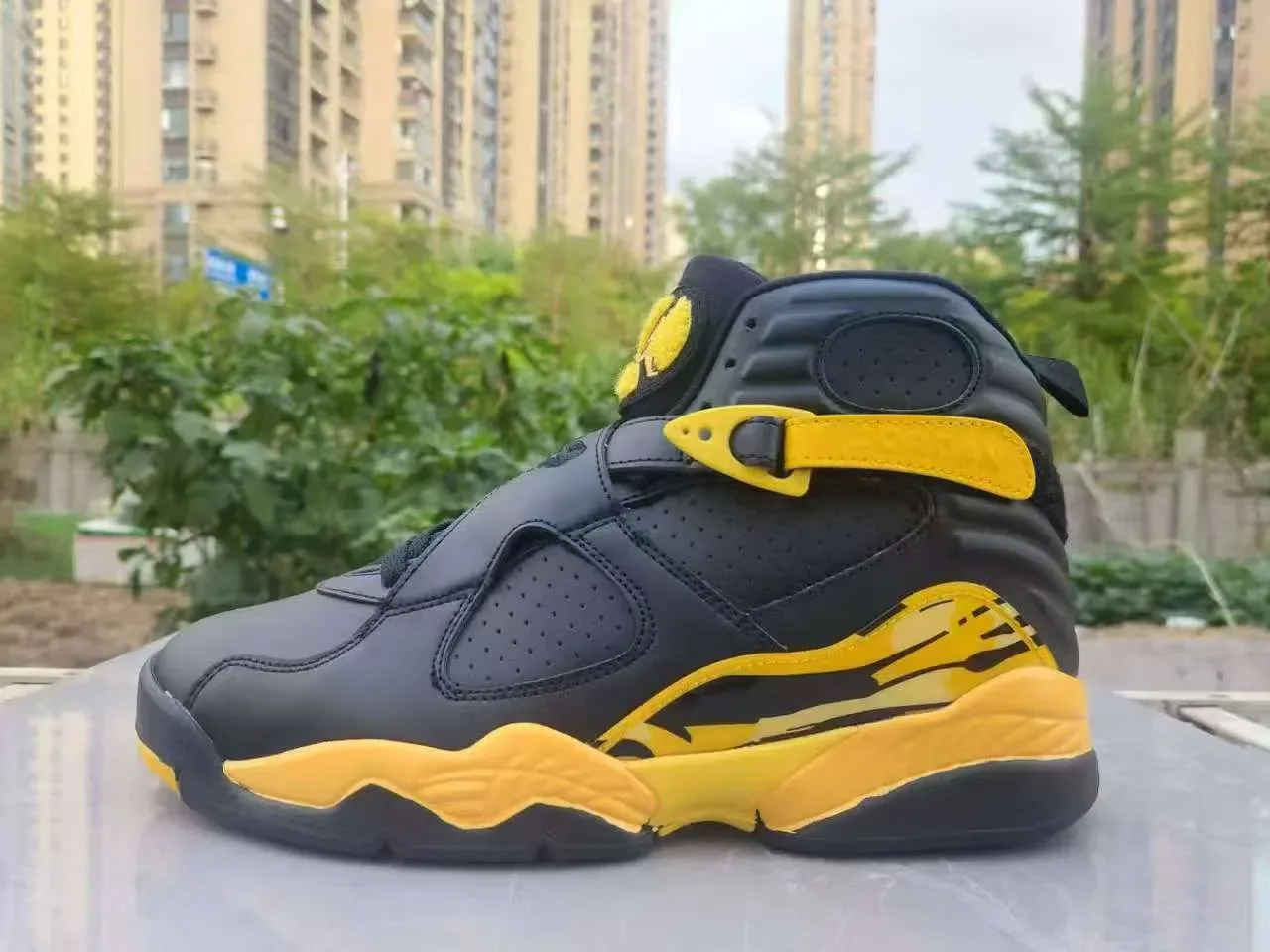 Air Jordan 8 Chaussures de Basketball Noir et Jaune 5