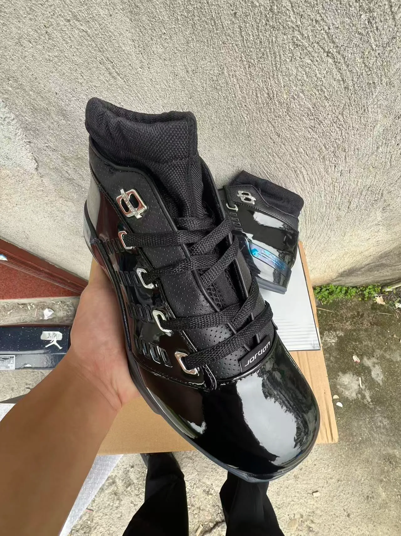 Chaussures de basketball Air Jordan avec tige en cuir verni brillant noir et gris et ferrures de lacets métalliques 2