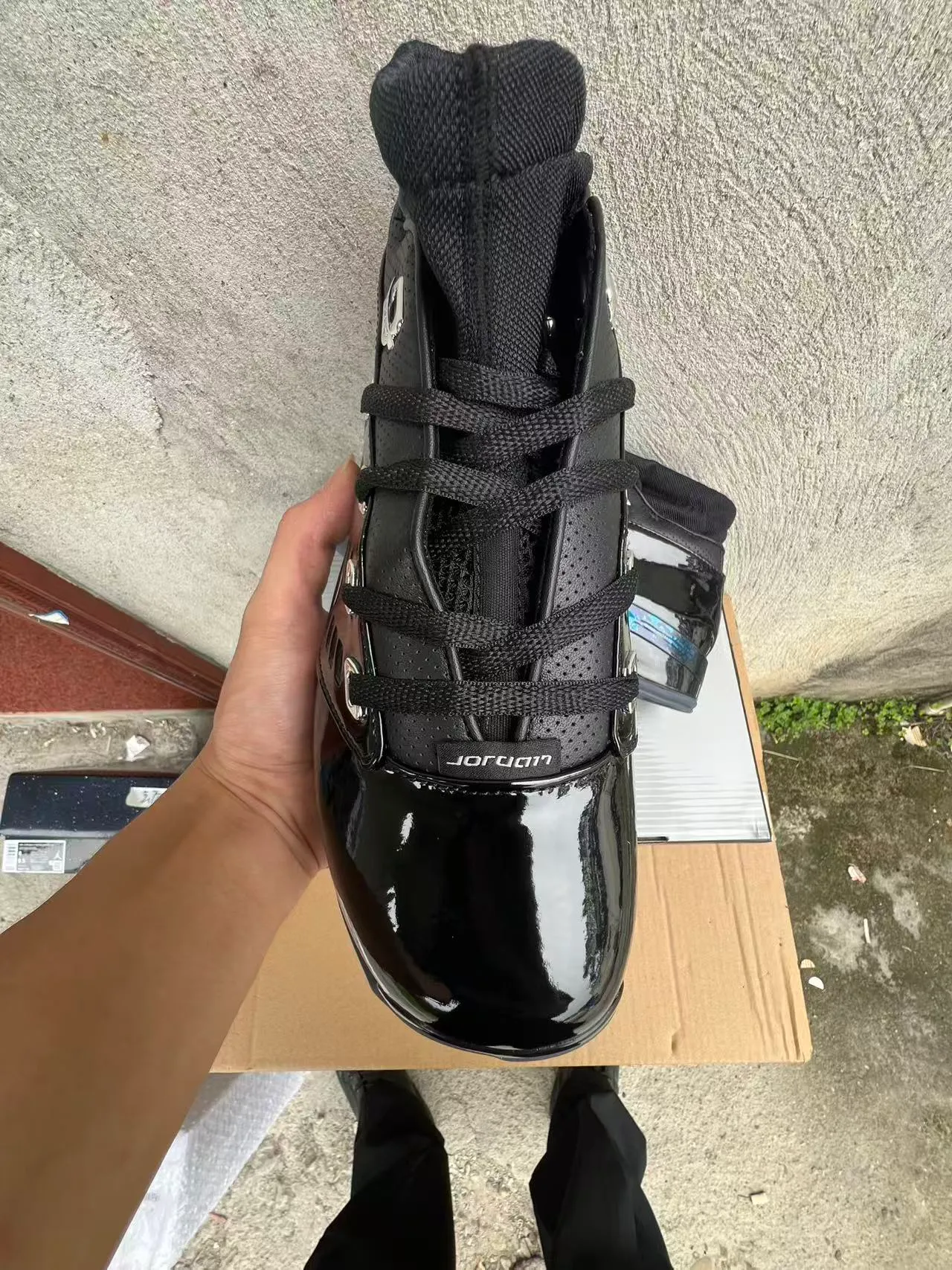 Chaussures de basketball Air Jordan avec tige en cuir verni brillant noir et gris et ferrures de lacets métalliques 3
