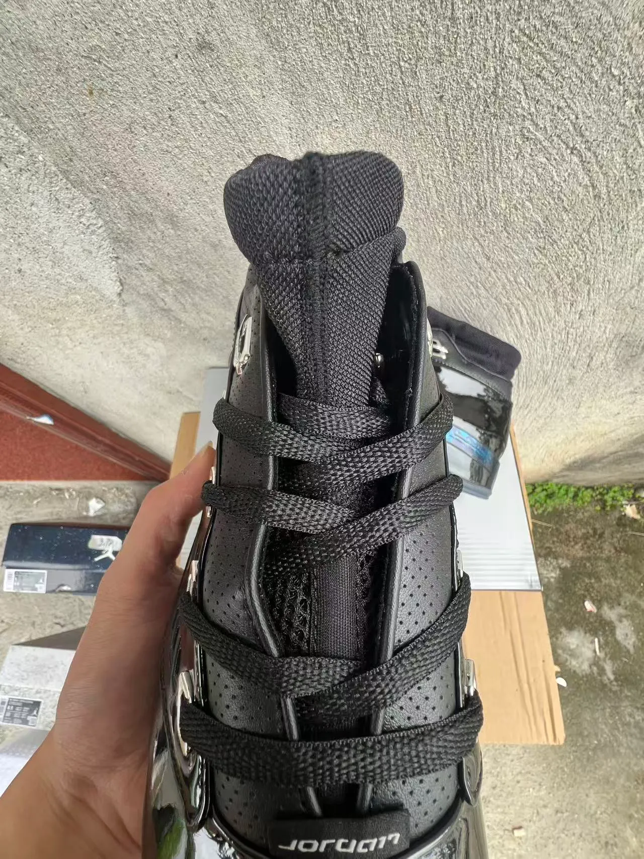 Chaussures de basketball Air Jordan avec tige en cuir verni brillant noir et gris et ferrures de lacets métalliques 4