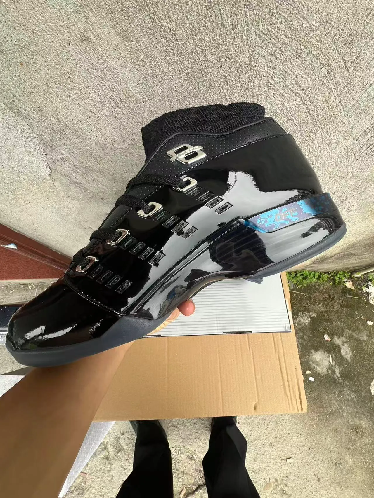 Chaussures de basketball Air Jordan avec tige en cuir verni brillant noir et gris et ferrures de lacets métalliques 5