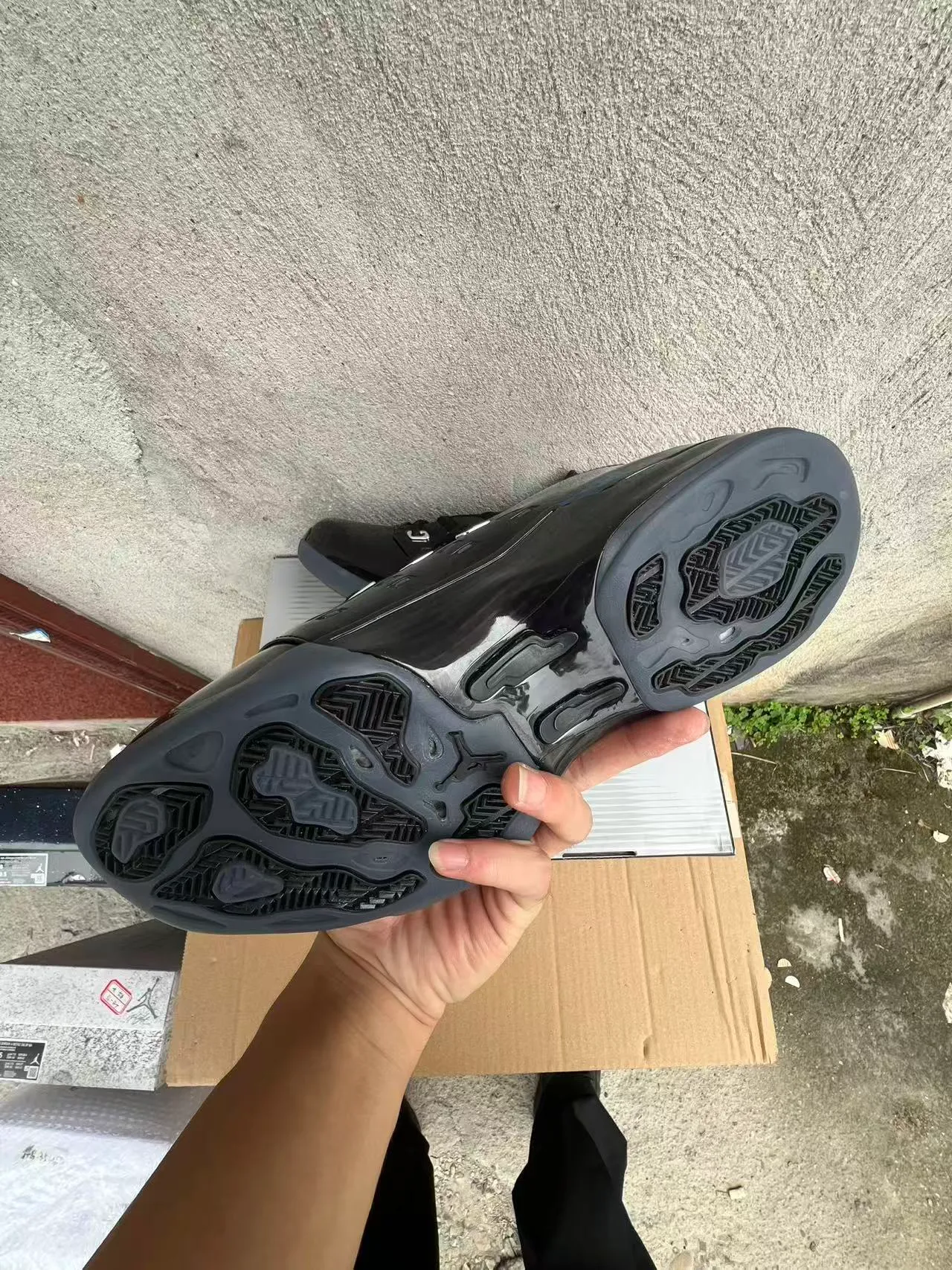 Chaussures de basketball Air Jordan avec tige en cuir verni brillant noir et gris et ferrures de lacets métalliques 6