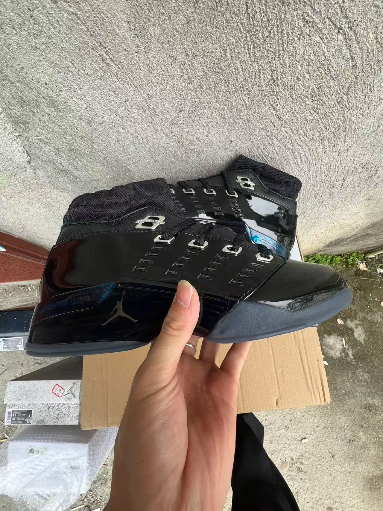 Chaussures de basketball Air Jordan avec tige en cuir verni brillant noir et gris et ferrures de lacets métalliques 7
