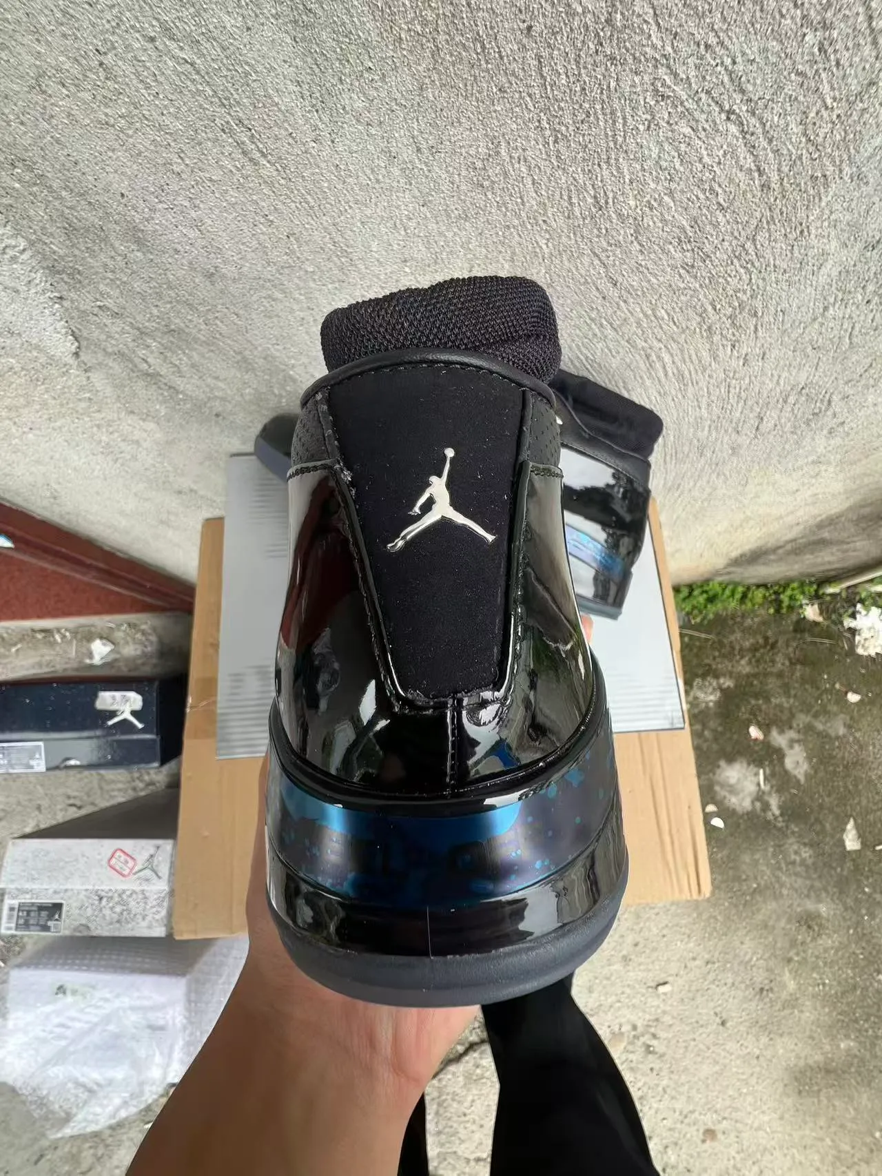 Chaussures de basketball Air Jordan avec tige en cuir verni brillant noir et gris et ferrures de lacets métalliques 8