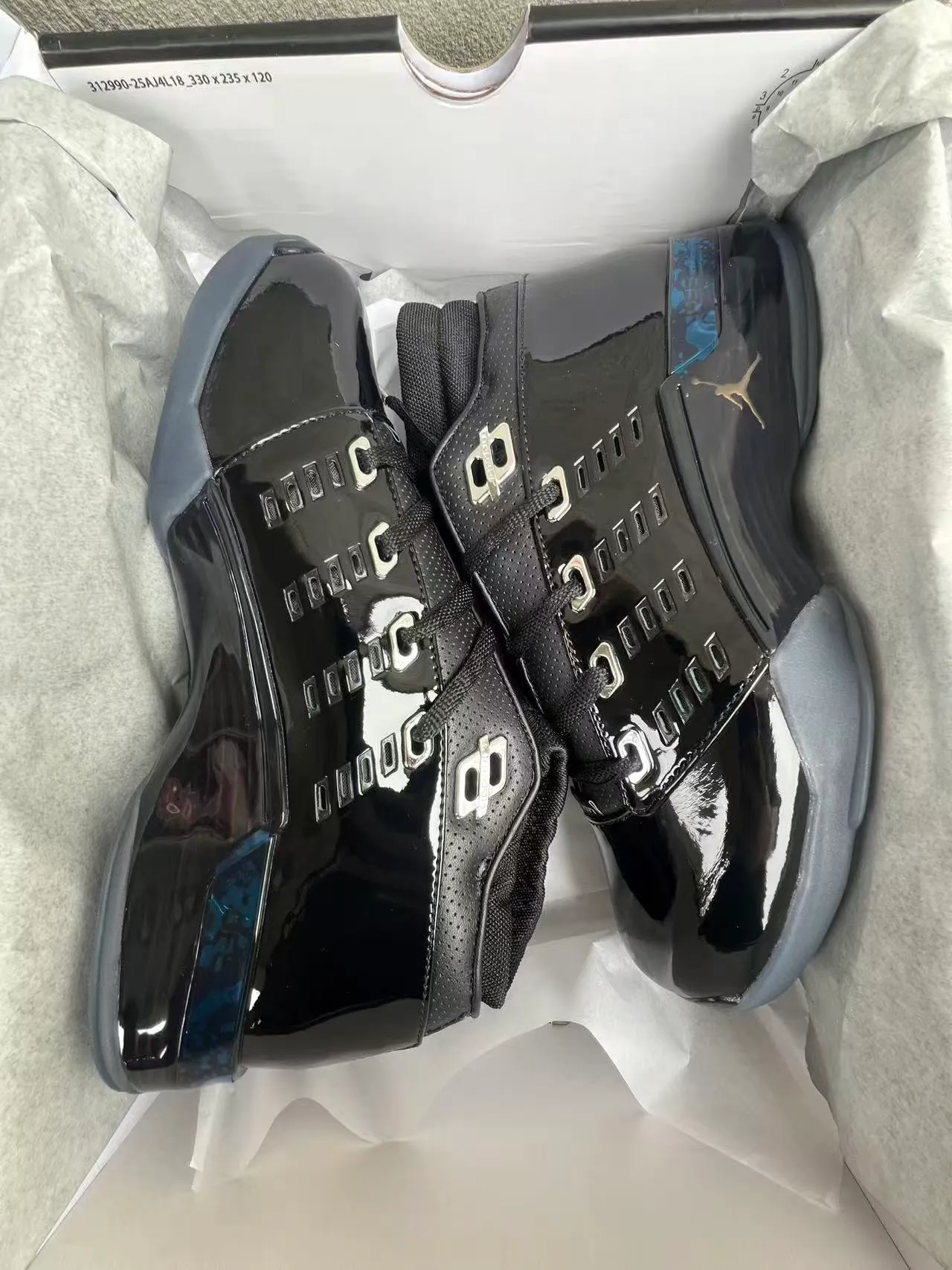 Chaussures de basketball Air Jordan avec tige en cuir verni brillant noir et gris et ferrures de lacets métalliques 9