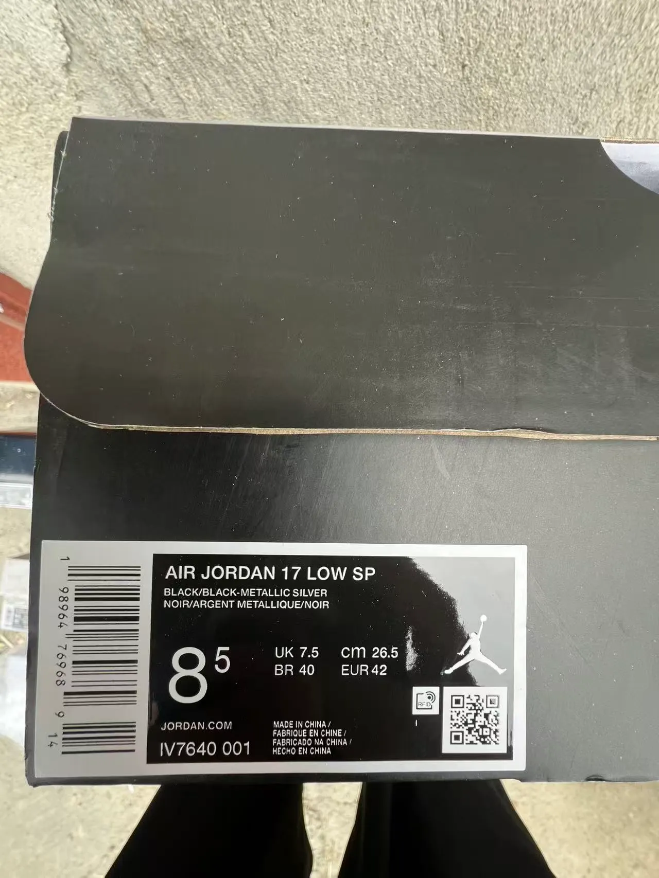 Chaussures de basketball Air Jordan avec tige en cuir verni brillant noir et gris et ferrures de lacets métalliques 10
