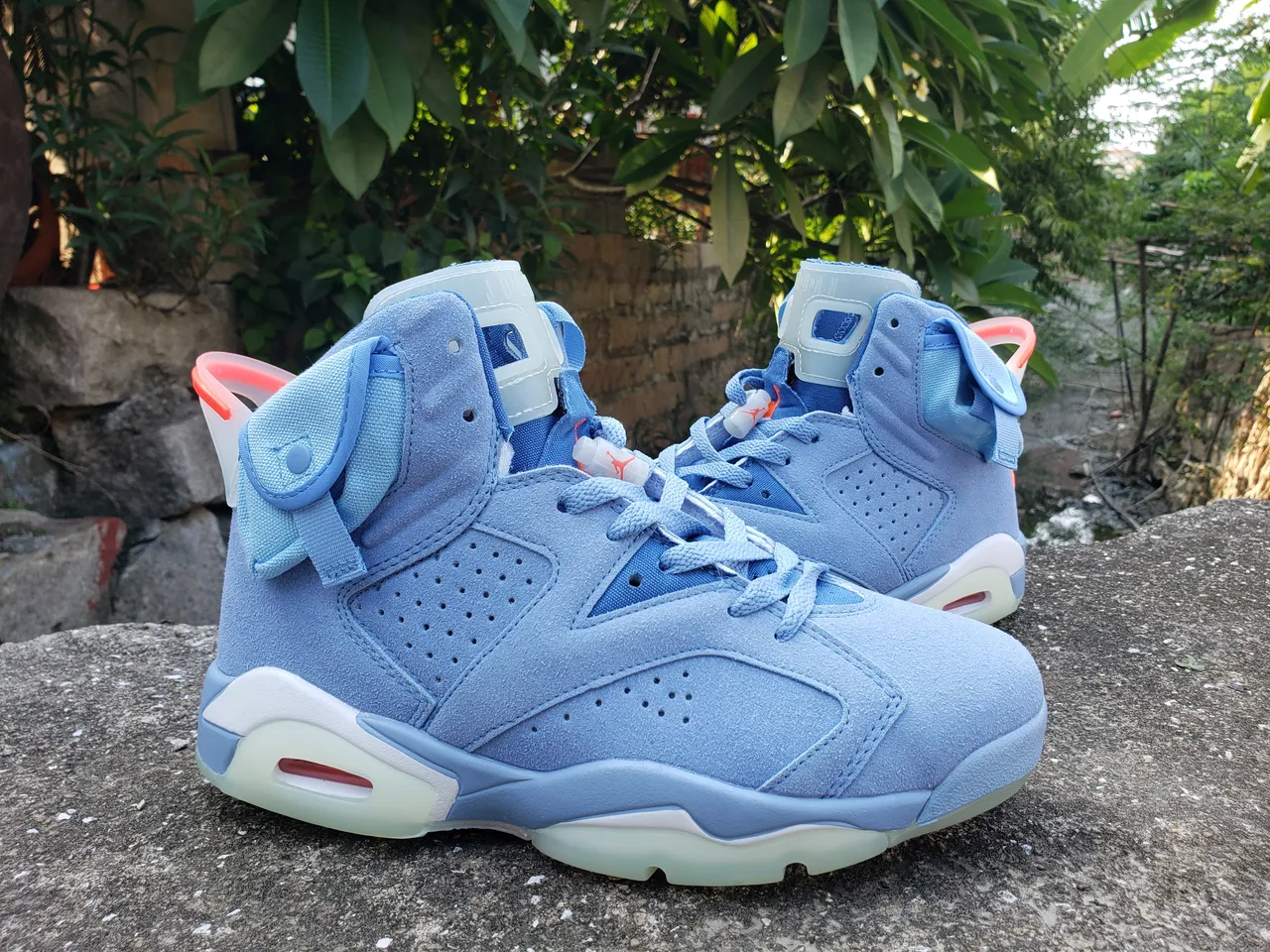 Tênis de basquete Air Jordan azul e laranja com cabedal em camurça clara e biqueira perfurada 2