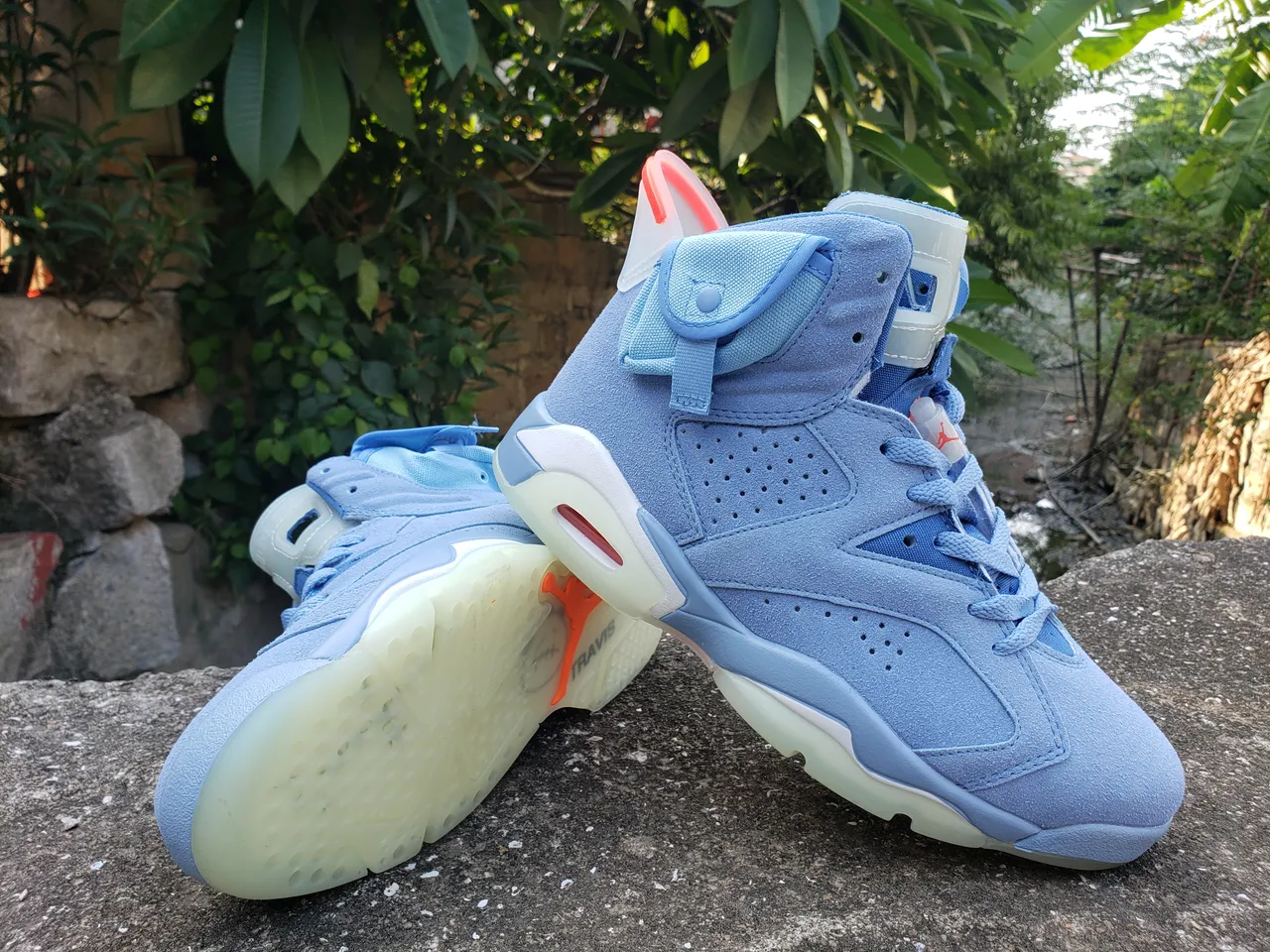 Tênis de basquete Air Jordan azul e laranja com cabedal em camurça clara e biqueira perfurada 3