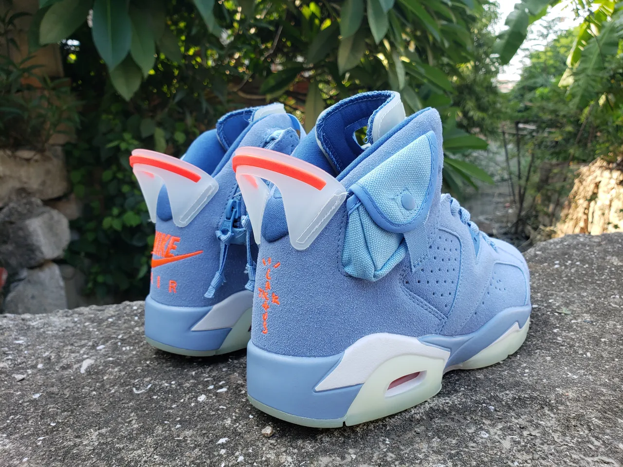 Tênis de basquete Air Jordan azul e laranja com cabedal em camurça clara e biqueira perfurada 4