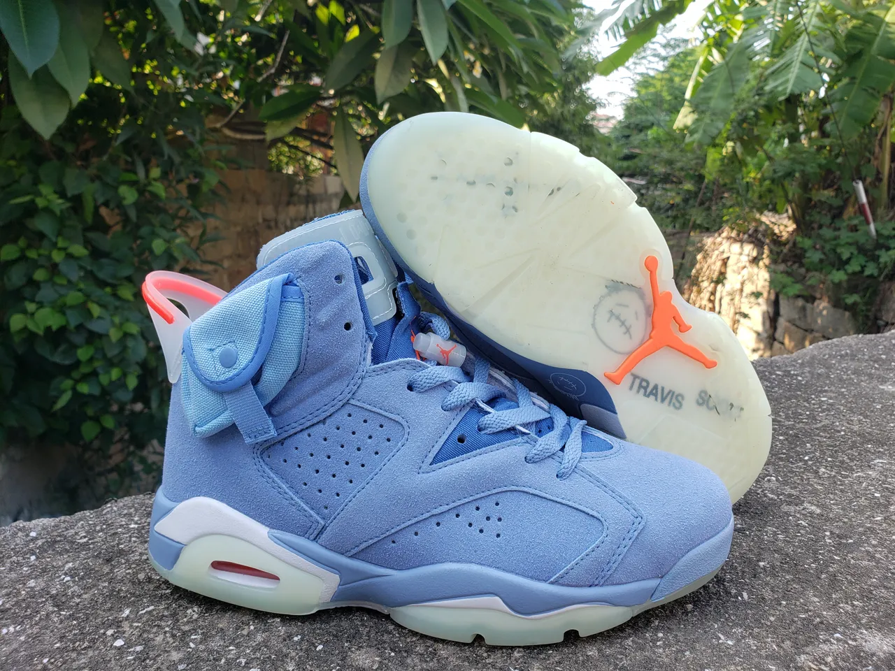 Tênis de basquete Air Jordan azul e laranja com cabedal em camurça clara e biqueira perfurada 5