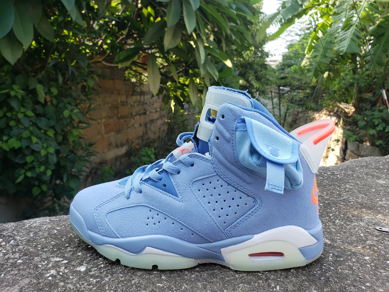 Tênis de basquete Air Jordan azul e laranja com cabedal em camurça clara e biqueira perfurada 6