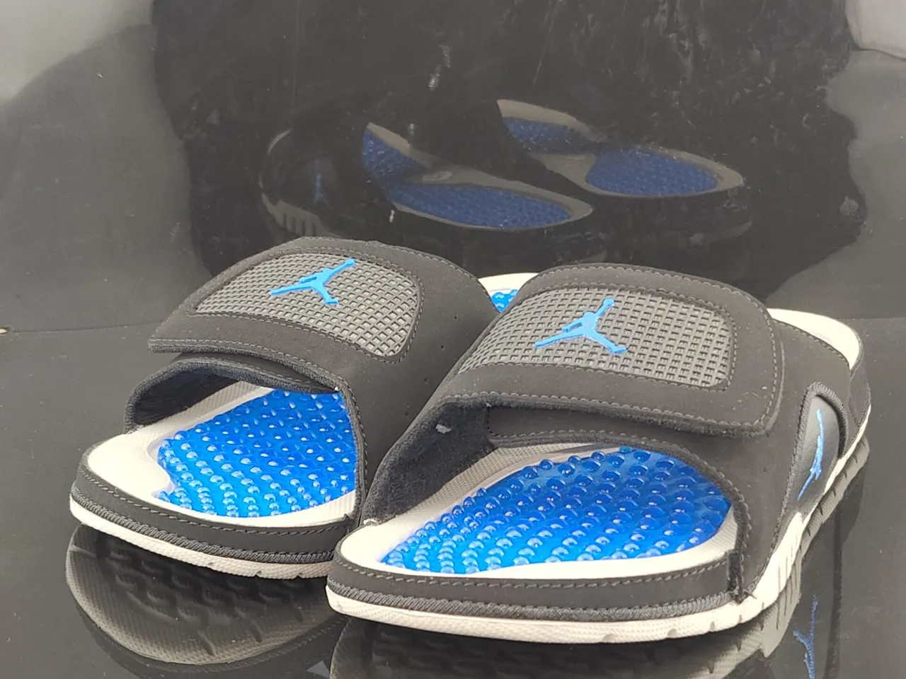Claquettes Air Jordan Slide noir et bleu avec semelle intérieure à picots 2