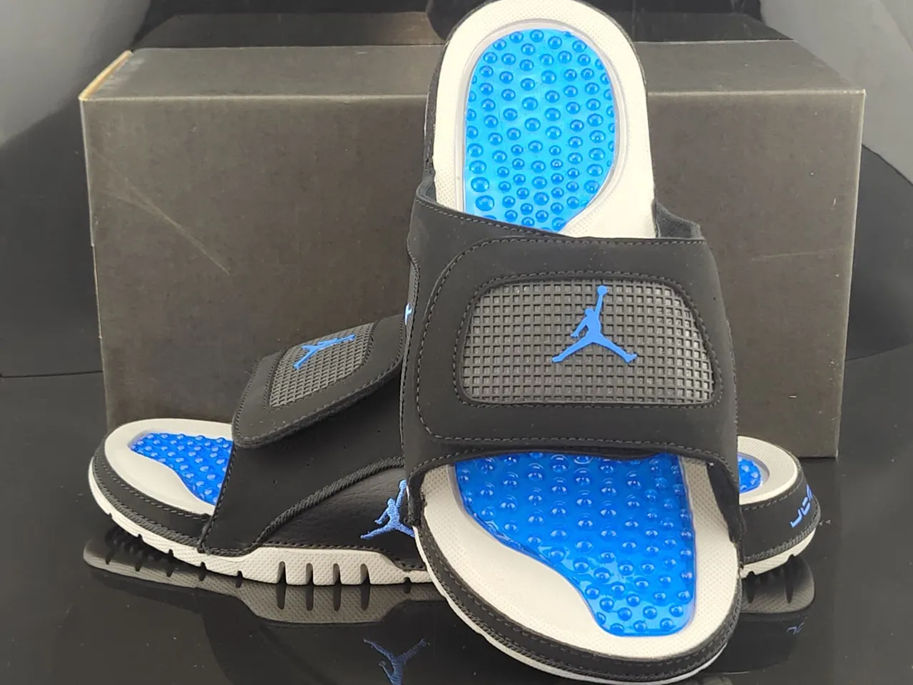 Claquettes Air Jordan Slide noir et bleu avec semelle intérieure à picots 3