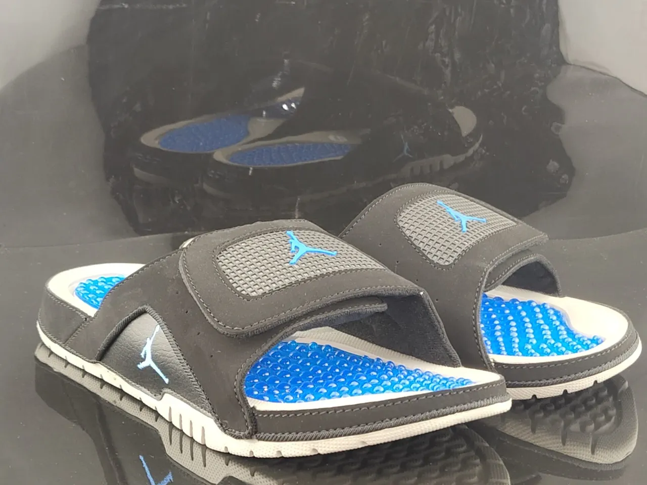 Claquettes Air Jordan Slide noir et bleu avec semelle intérieure à picots 4