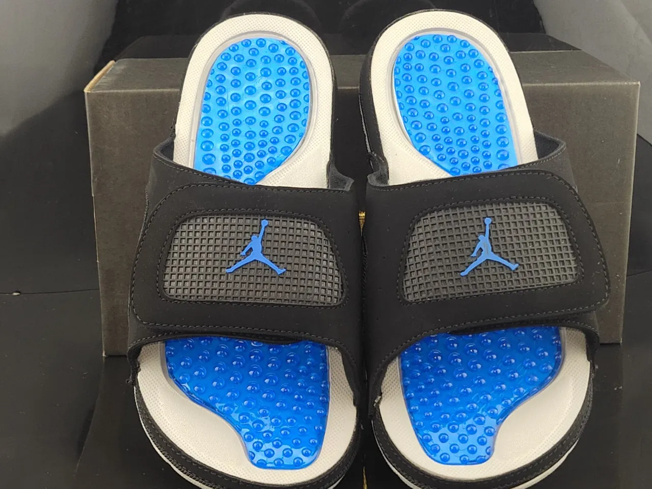 Claquettes Air Jordan Slide noir et bleu avec semelle intérieure à picots 5