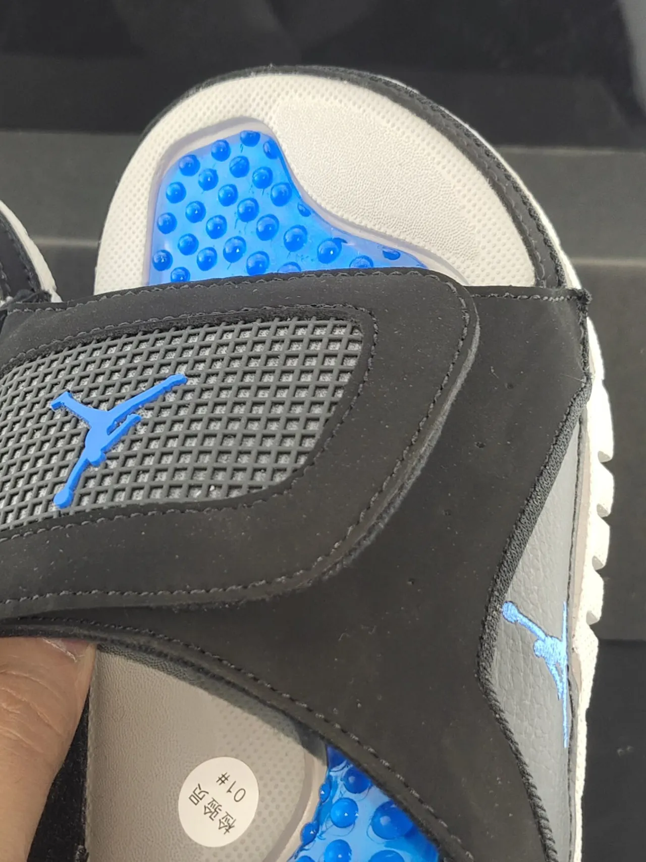 Claquettes Air Jordan Slide noir et bleu avec semelle intérieure à picots 6