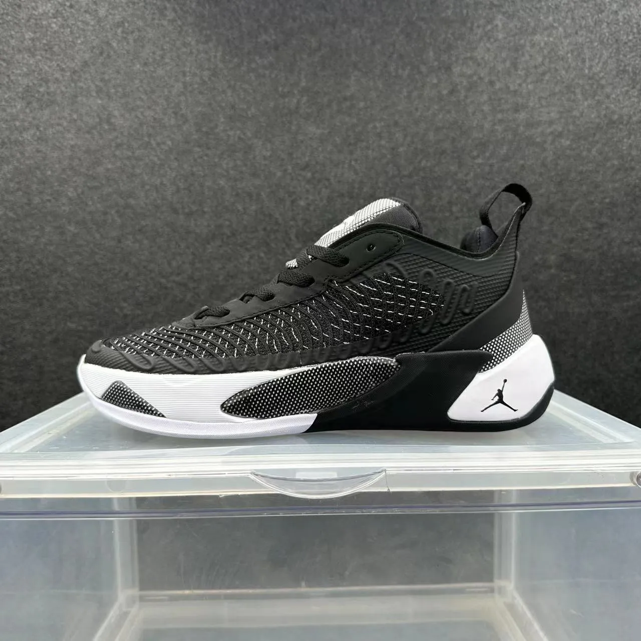 Chaussures de basketball Air Jordan XXXVIII noir et blanc avec tige en maille tricotée et semelle intermédiaire sculptée 2