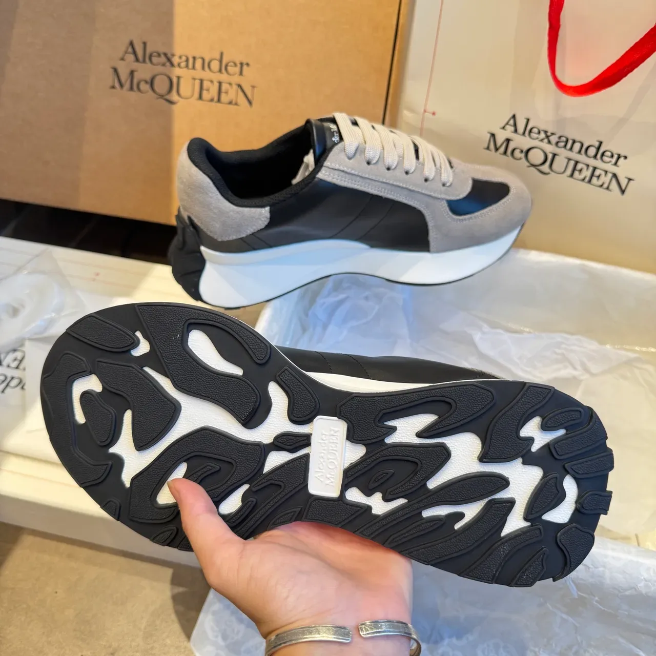 Alexander McQueen কালো ধূসর মোটা প্ল্যাটফর্ম সোল সুয়েড এবং চামড়া প্যানেল নির্মাণ লাইফস্টাইল স্নিকার্স 2