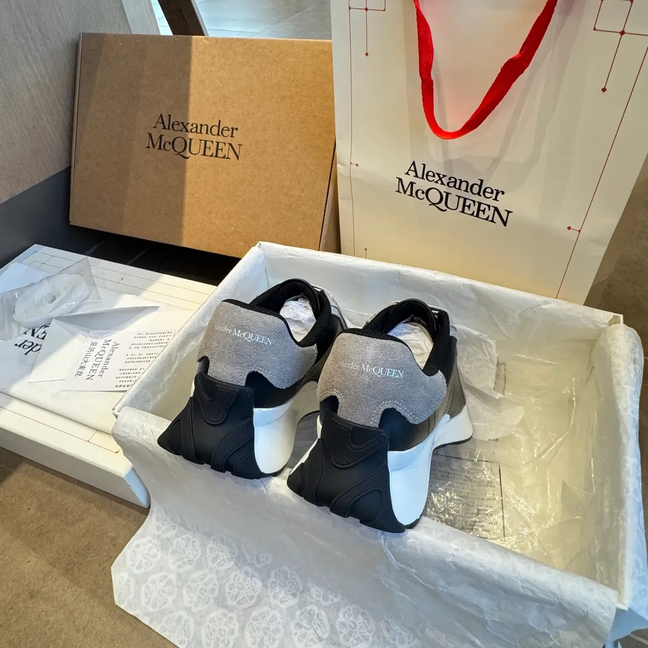 Alexander McQueen কালো ধূসর মোটা প্ল্যাটফর্ম সোল সুয়েড এবং চামড়া প্যানেল নির্মাণ লাইফস্টাইল স্নিকার্স 6