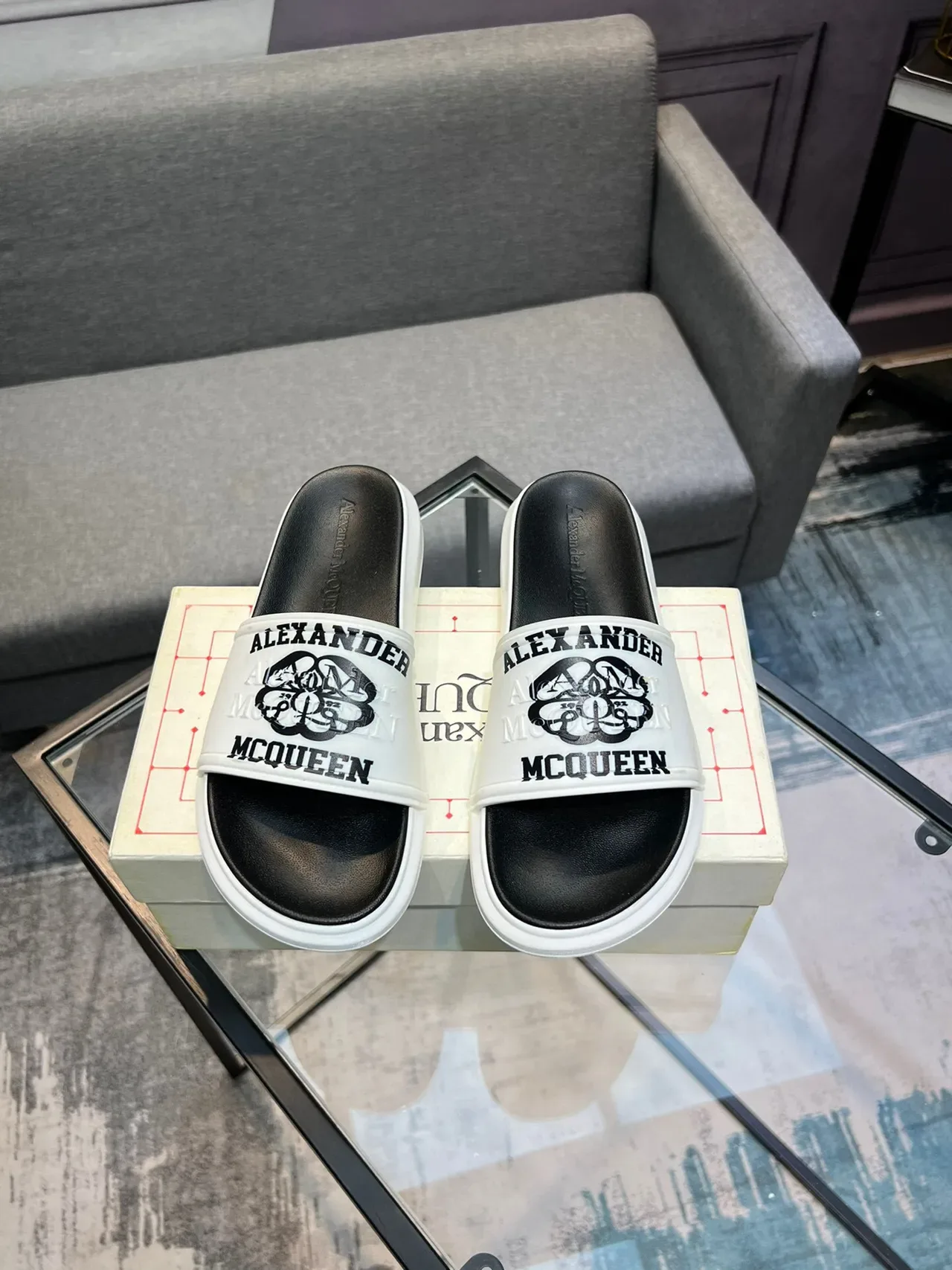 Alexander McQueen Logo-Print Chinelos Brancos e Pretos 2