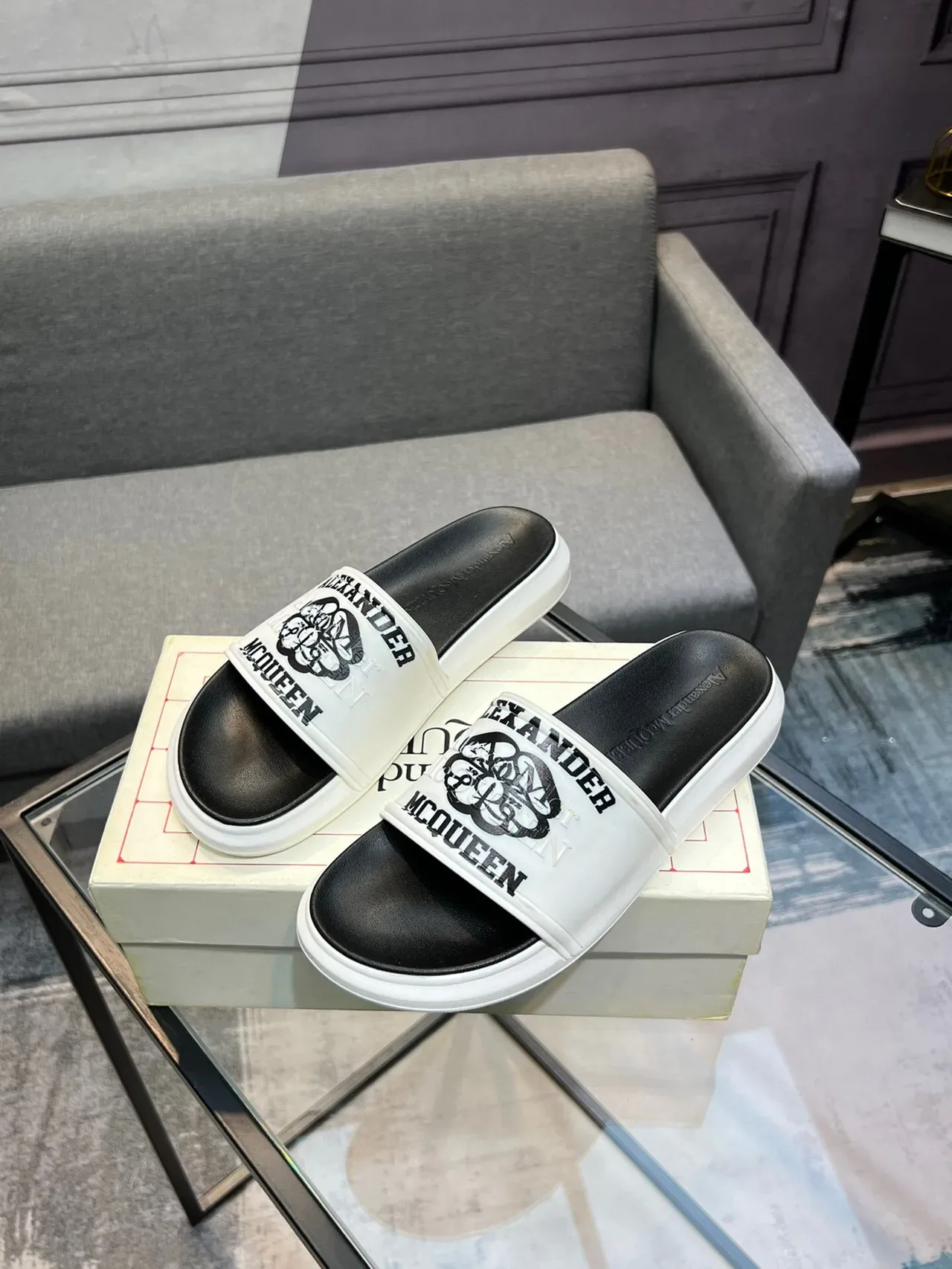 Alexander McQueen Logo-Print Chinelos Brancos e Pretos 3