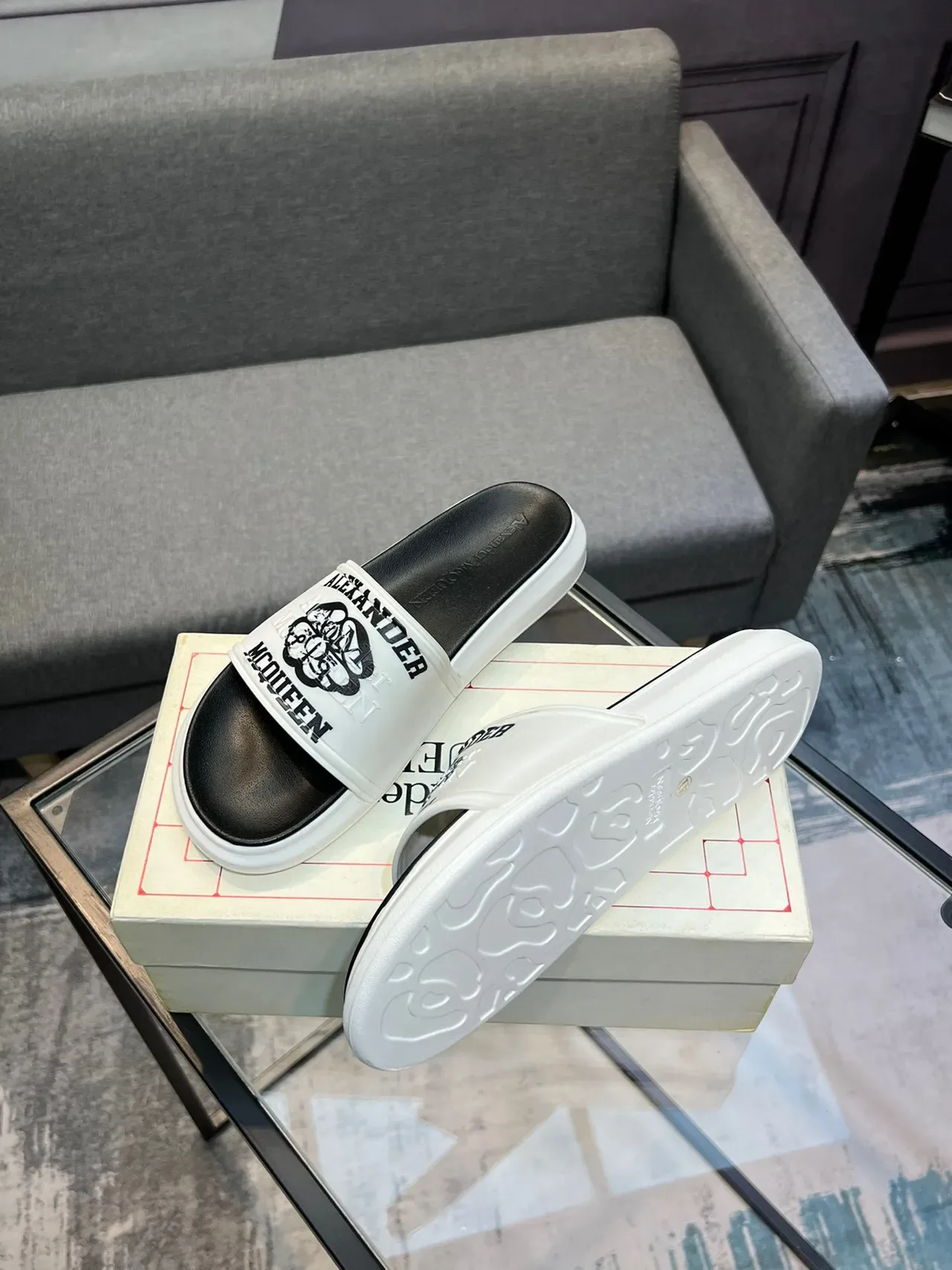Alexander McQueen Logo-Print Chinelos Brancos e Pretos 4