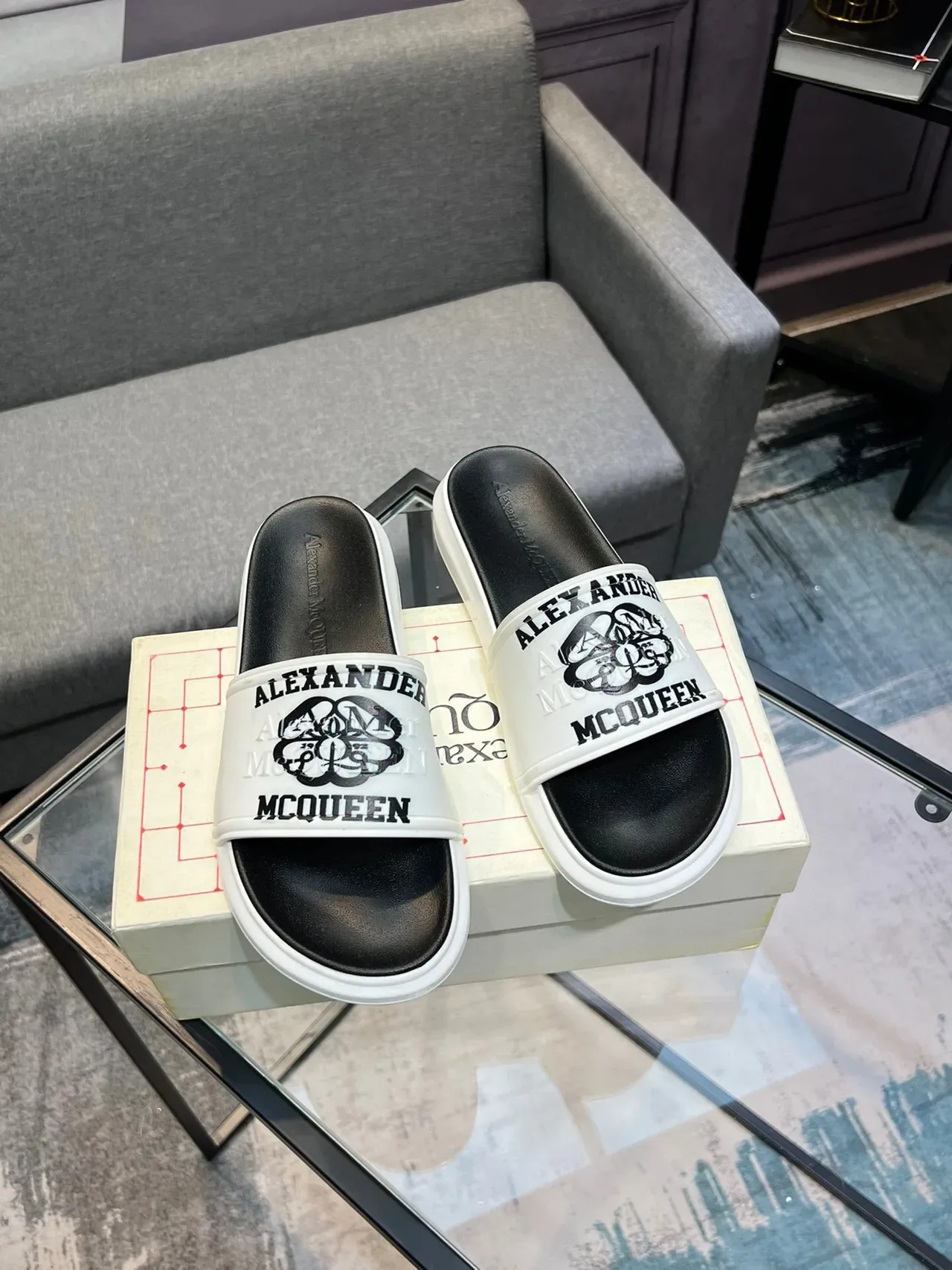 Alexander McQueen Logo-Print Chinelos Brancos e Pretos 5
