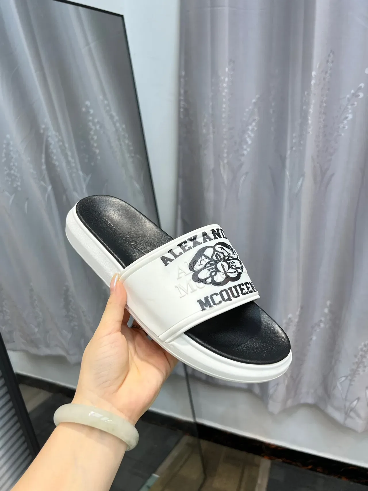 Alexander McQueen Logo-Print Chinelos Brancos e Pretos 6