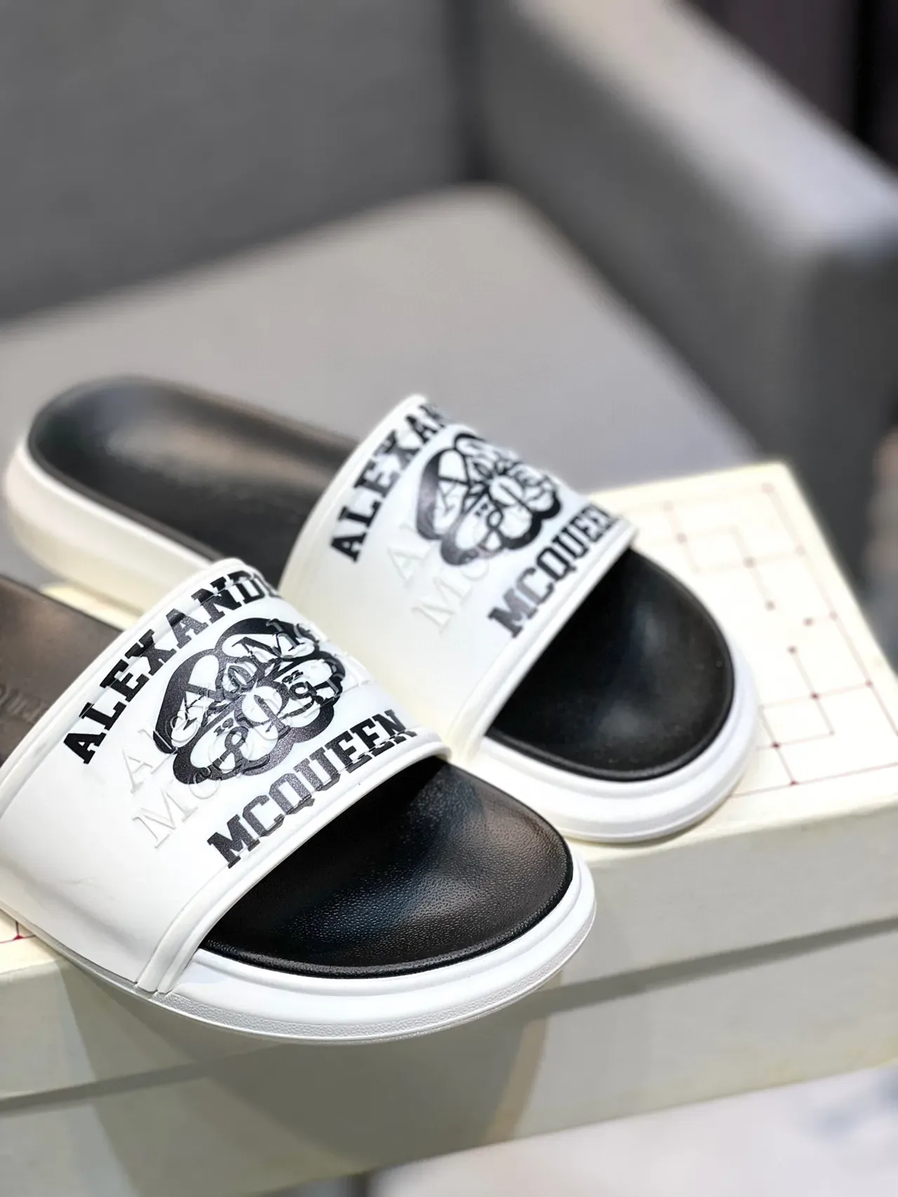 Alexander McQueen Logo-Print Chinelos Brancos e Pretos 9