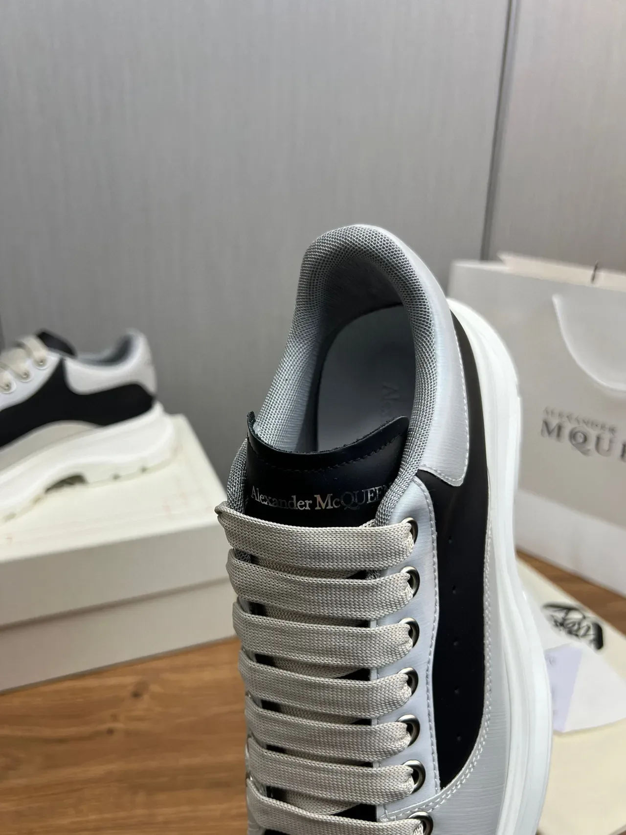Alexander McQueen ওভারসাইজড ব্ল্যাক এবং সিলভার চাঙ্কি স্নিকার 2