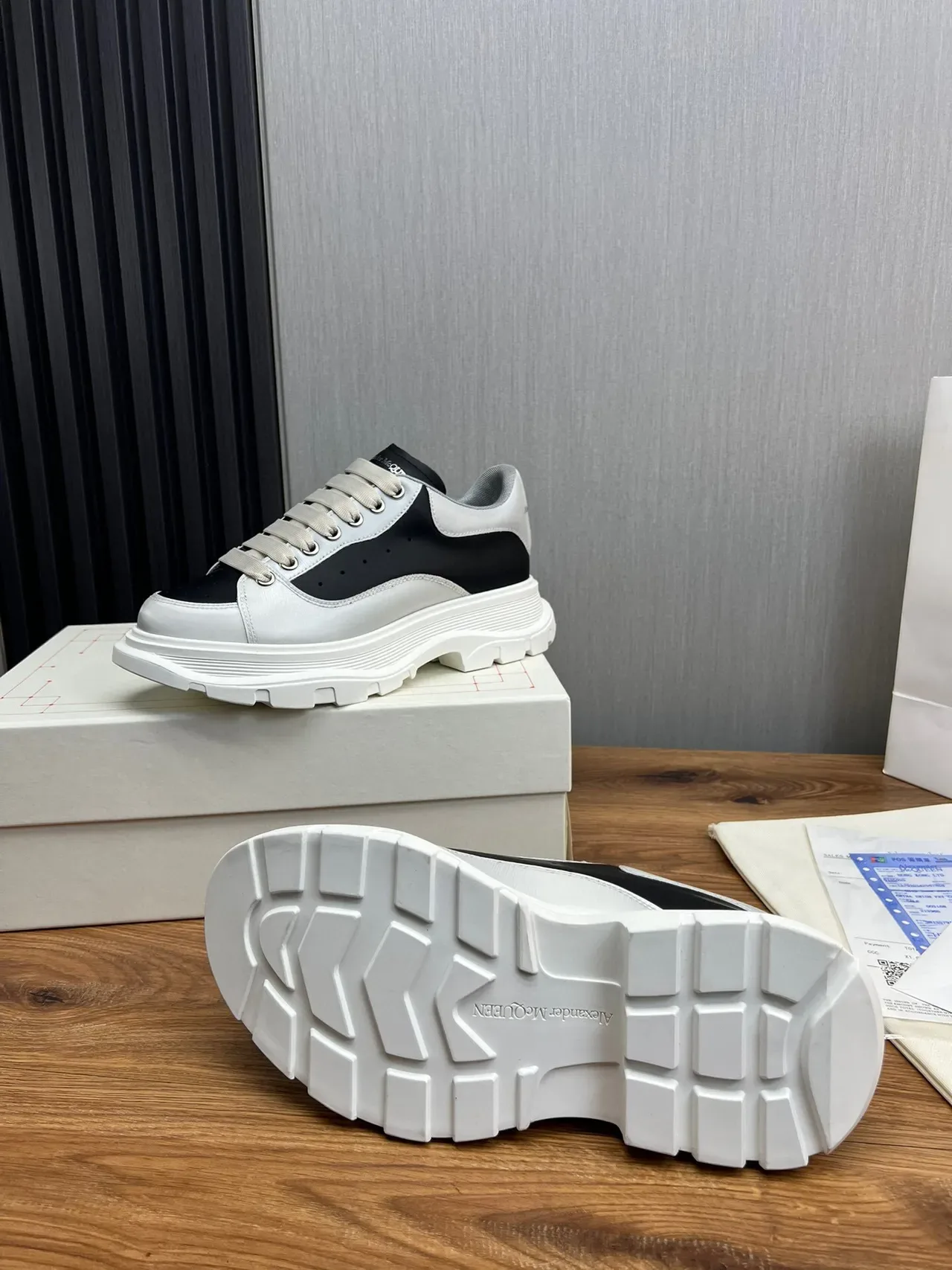 Alexander McQueen ওভারসাইজড ব্ল্যাক এবং সিলভার চাঙ্কি স্নিকার 3