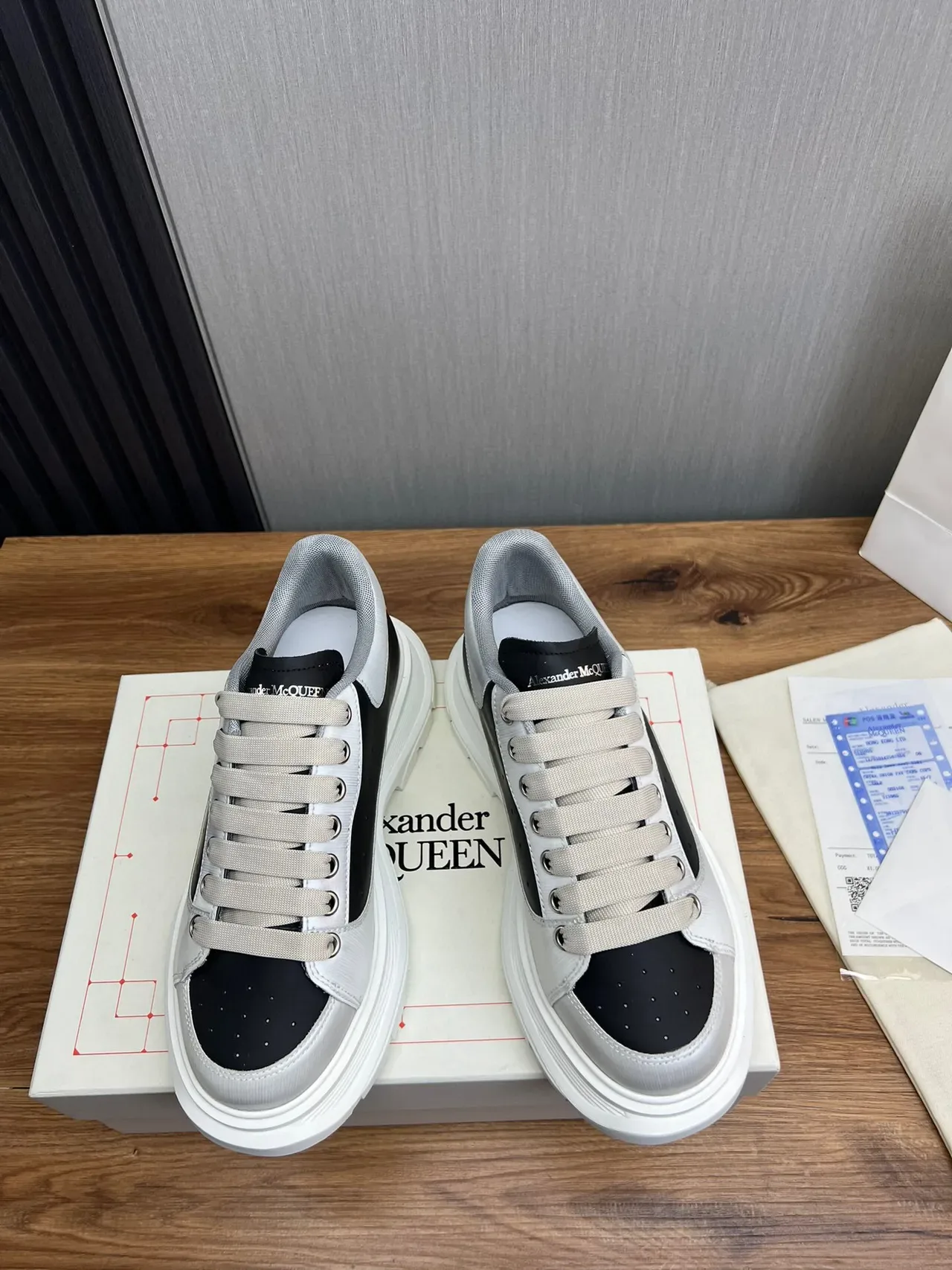 Alexander McQueen ওভারসাইজড ব্ল্যাক এবং সিলভার চাঙ্কি স্নিকার 4