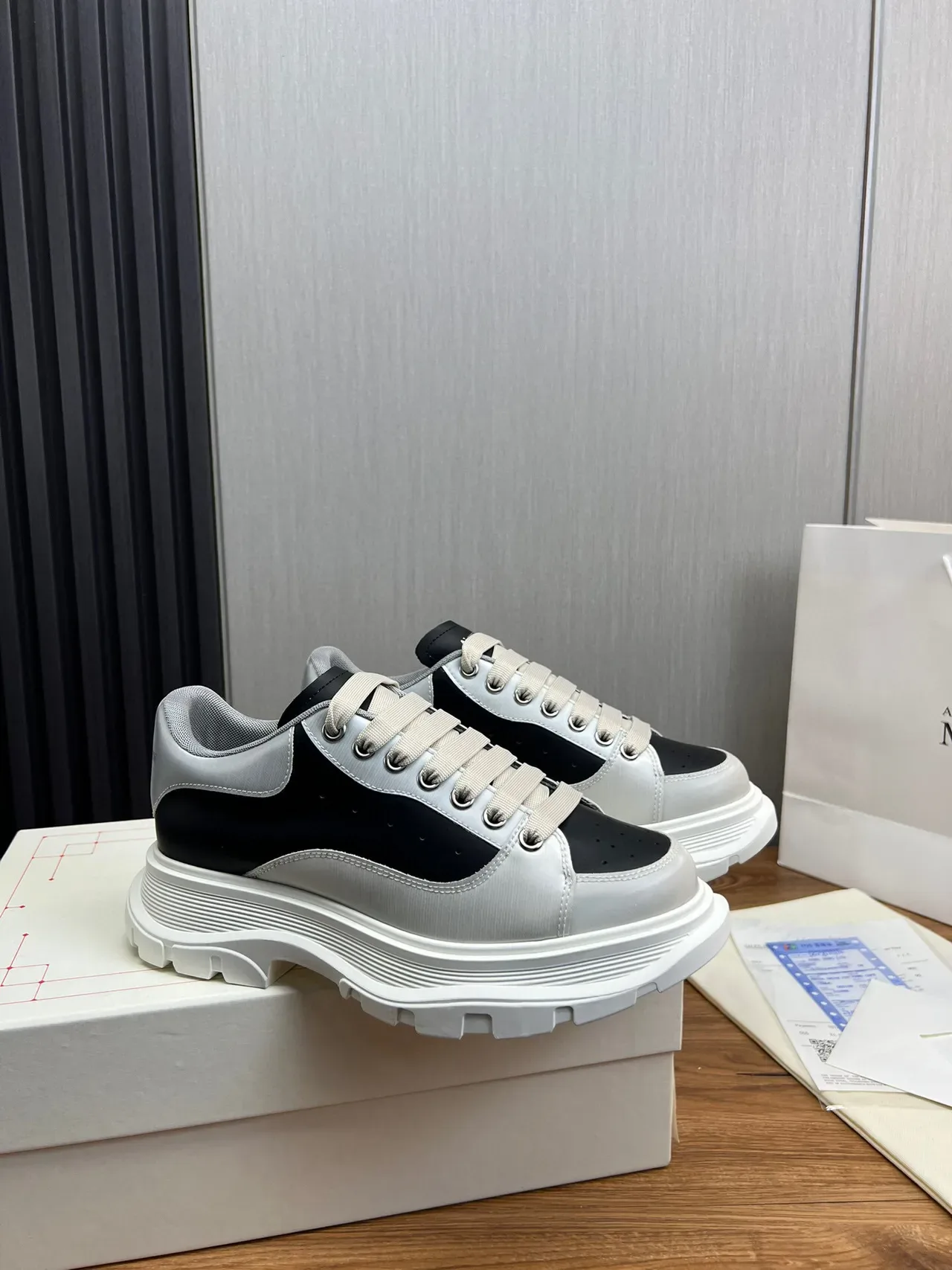 Alexander McQueen ওভারসাইজড ব্ল্যাক এবং সিলভার চাঙ্কি স্নিকার 5